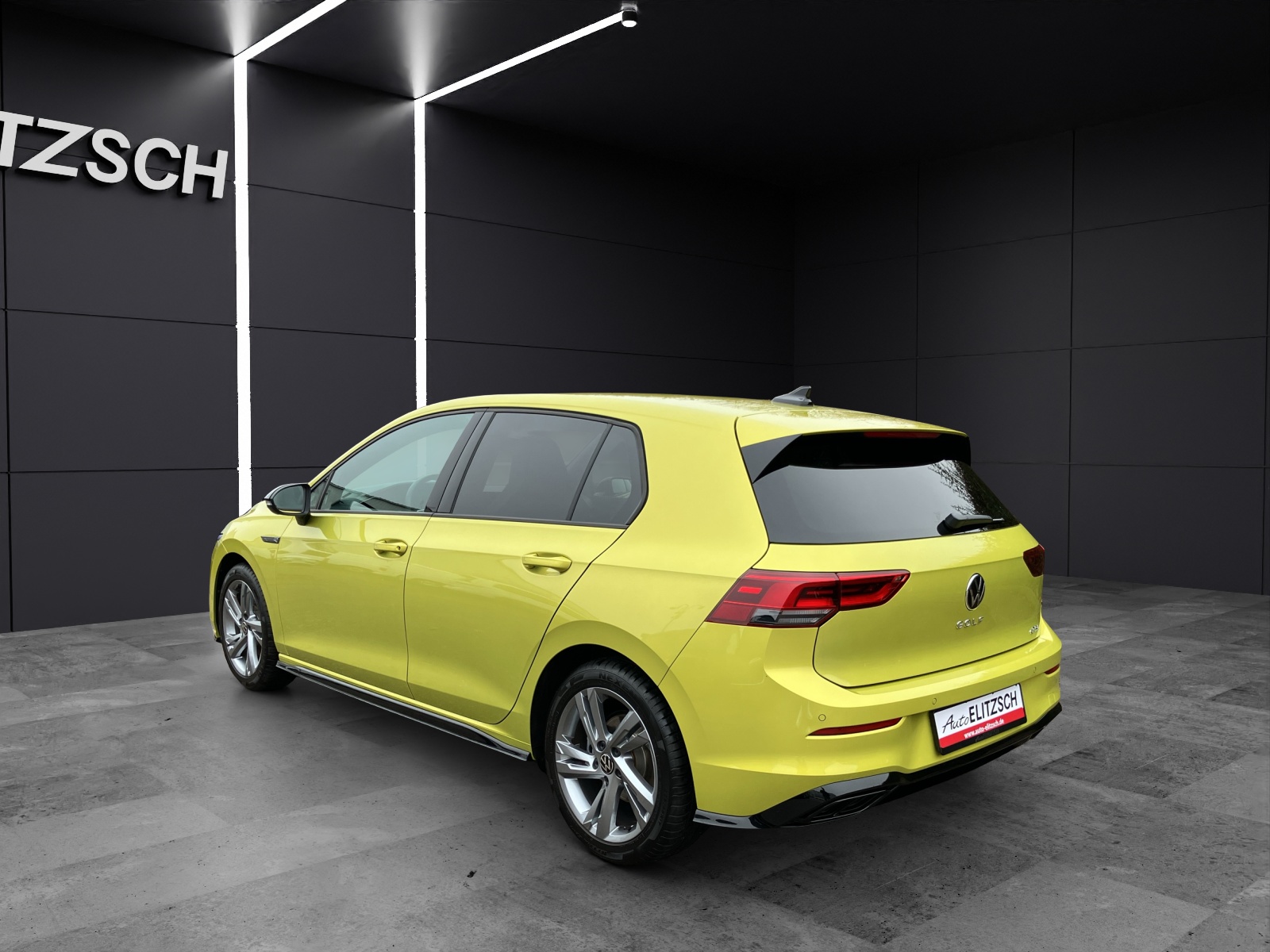 Fahrzeugabbildung Volkswagen Golf VIII 1.5 TSI R-Line DSG LED+ ACC RFK NAVI TravelAssist