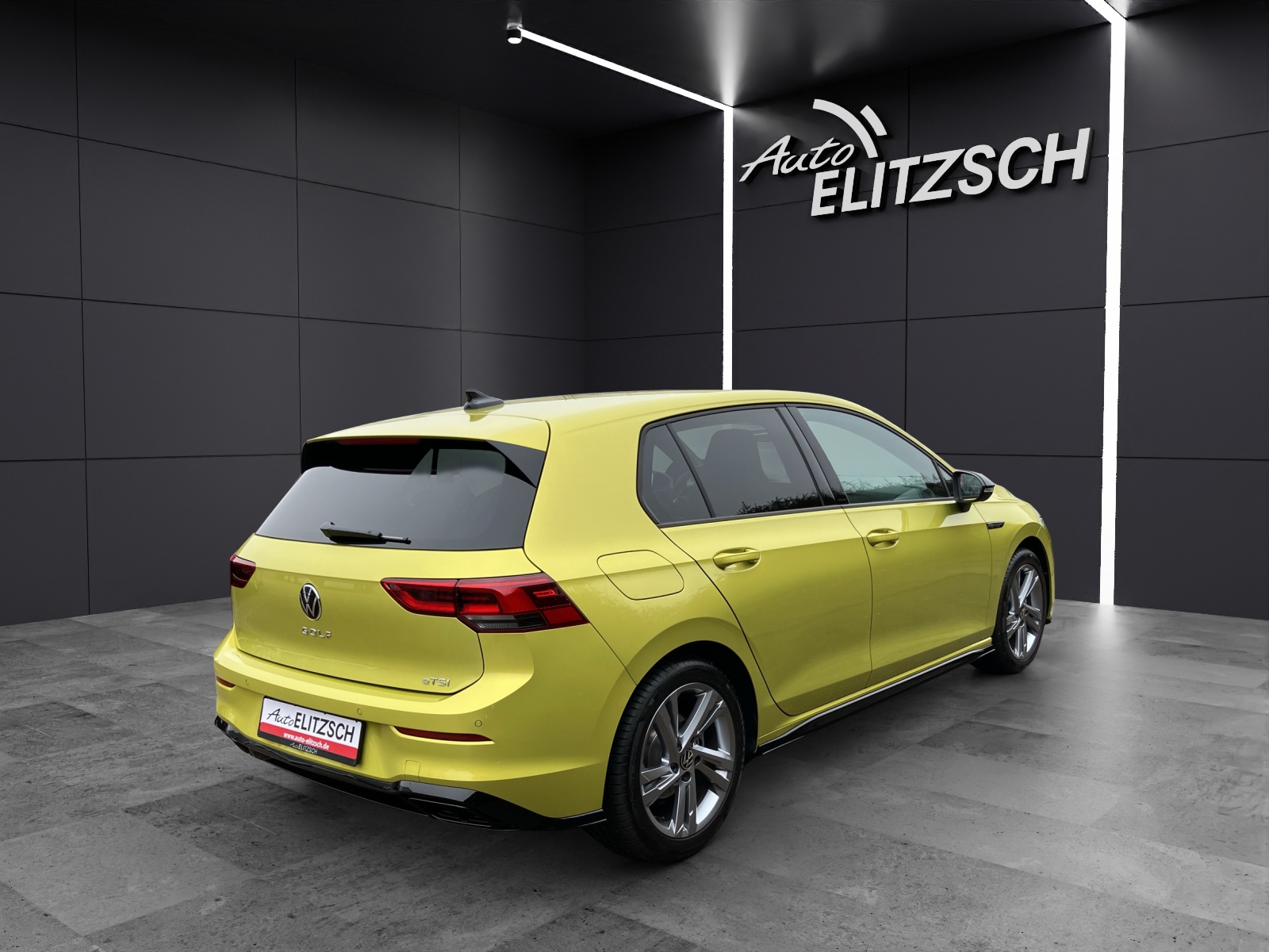 Fahrzeugabbildung Volkswagen Golf VIII 1.5 TSI R-Line DSG LED+ ACC RFK NAVI TravelAssist