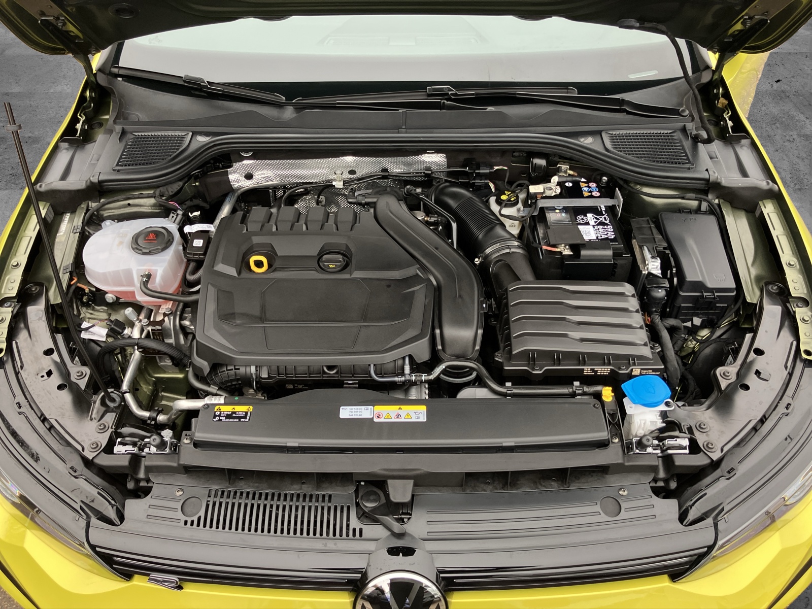Fahrzeugabbildung Volkswagen Golf VIII 1.5 TSI R-Line DSG LED+ ACC RFK NAVI TravelAssist