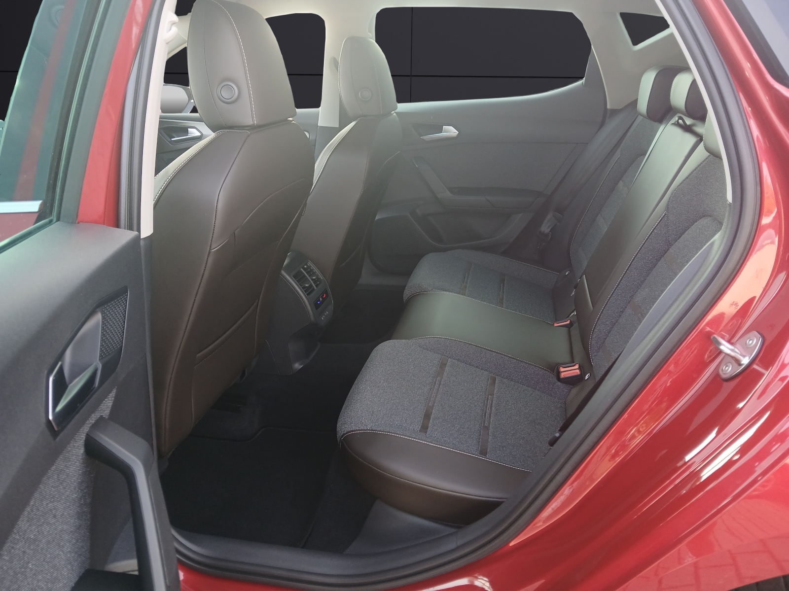 Fahrzeugabbildung SEAT Leon eTSI Xcellence DSG LED GRA RFK SH 18