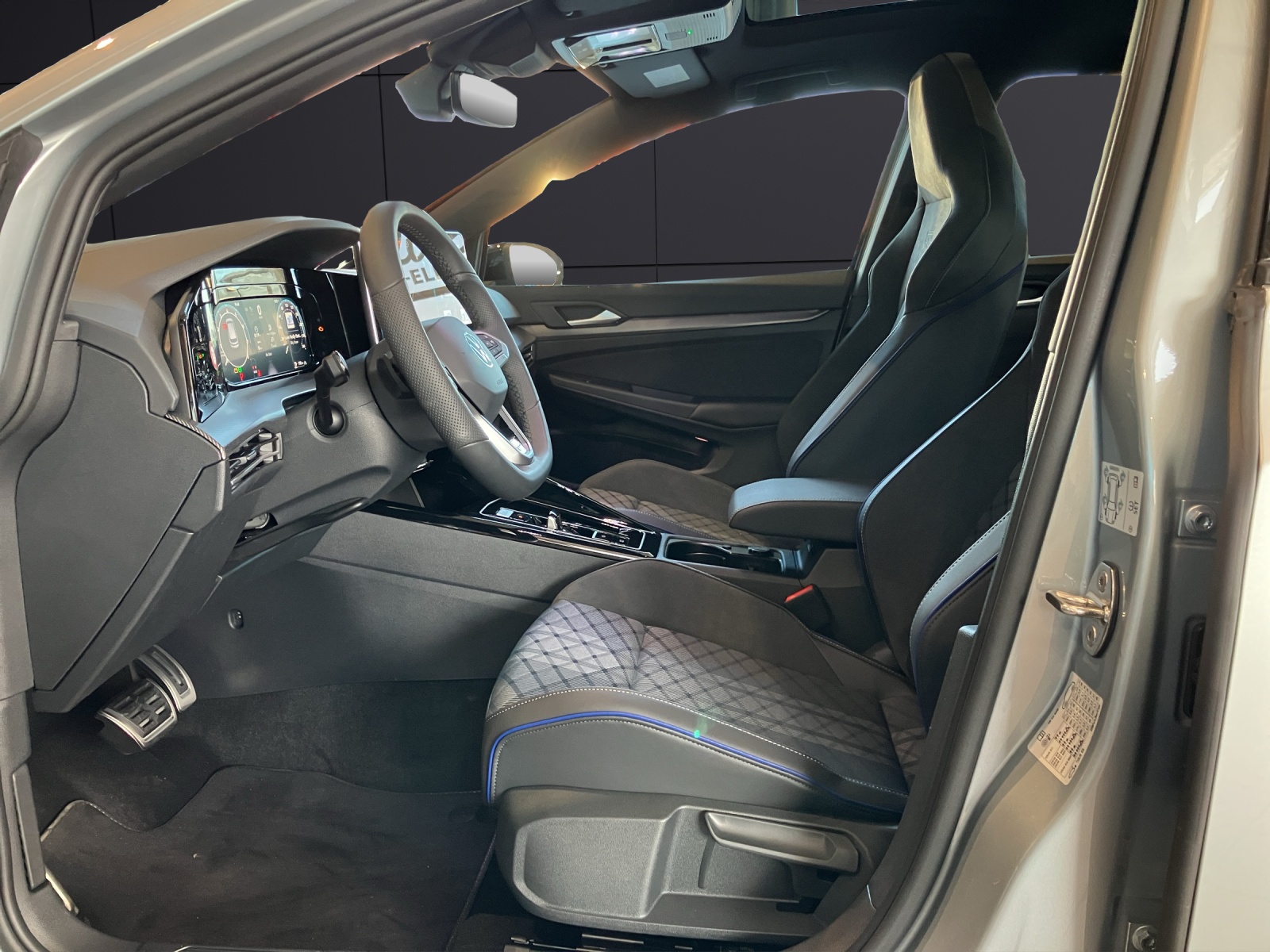 Fahrzeugabbildung Volkswagen Golf R-Line TSI DSG 4M R-Line PANO DCC AHK