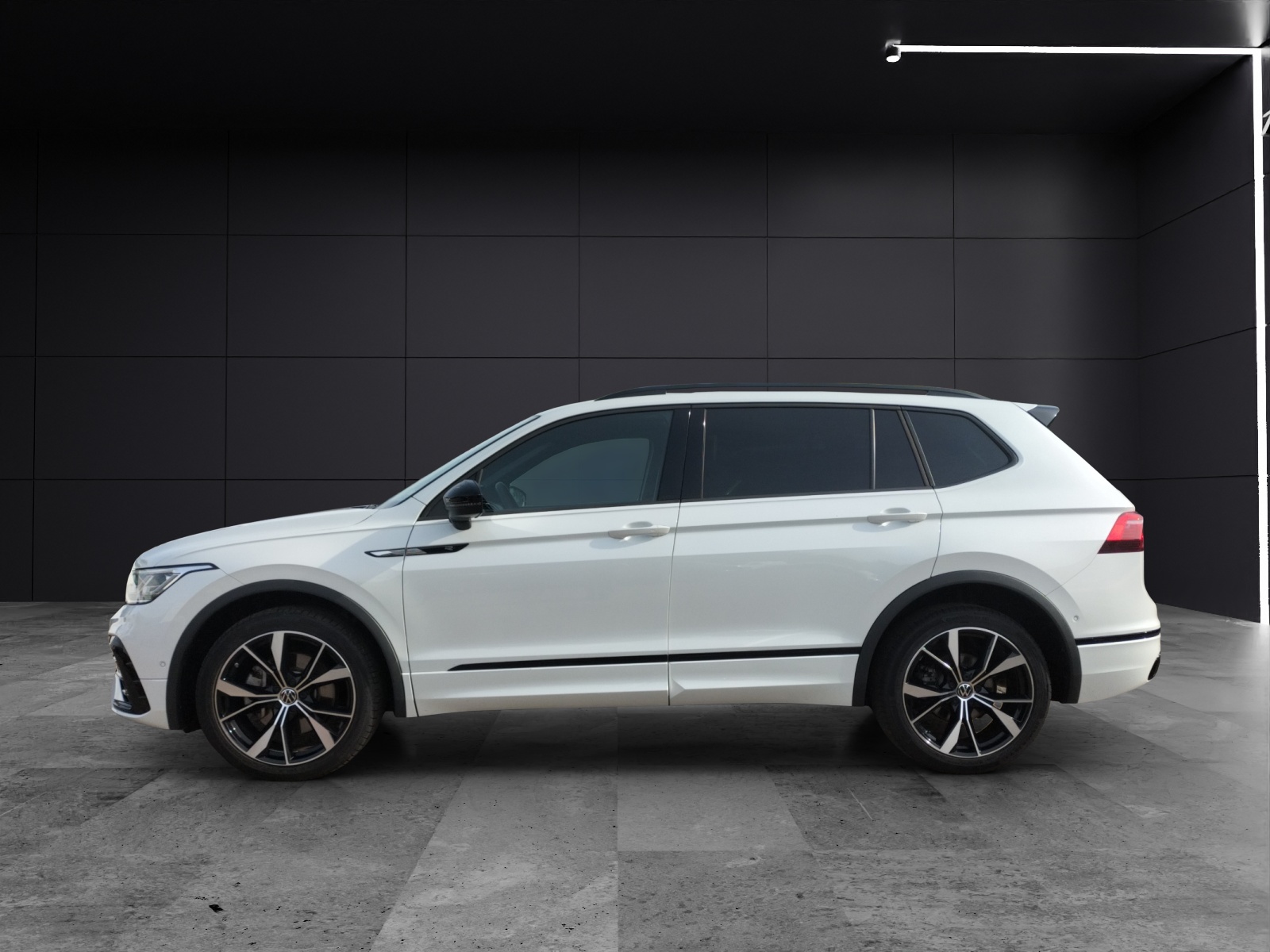Fahrzeugabbildung Volkswagen Tiguan Allspace TSI R-Line DSG 4M 7-Si STH Matrix AHK Navi AID ACC RFK SH 20