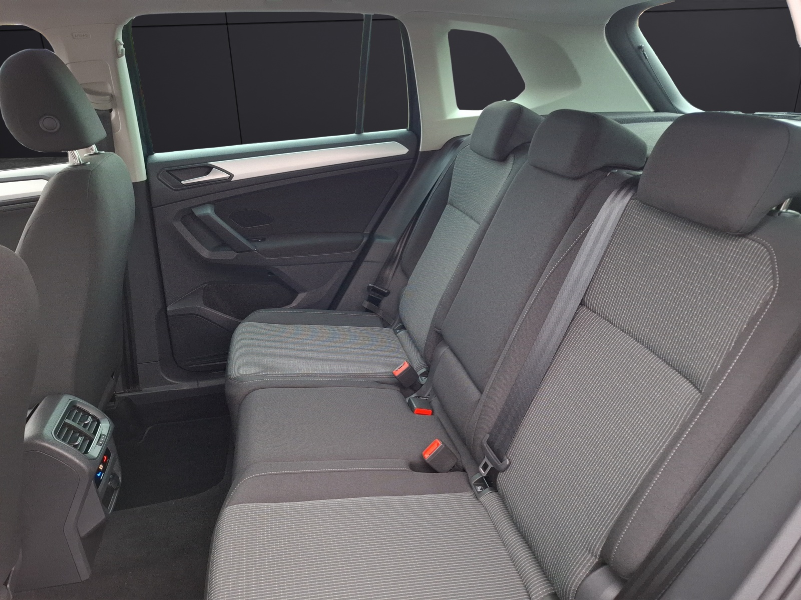 Fahrzeugabbildung Volkswagen Tiguan TSI DSG LED AHK Navi ACC PDC SH