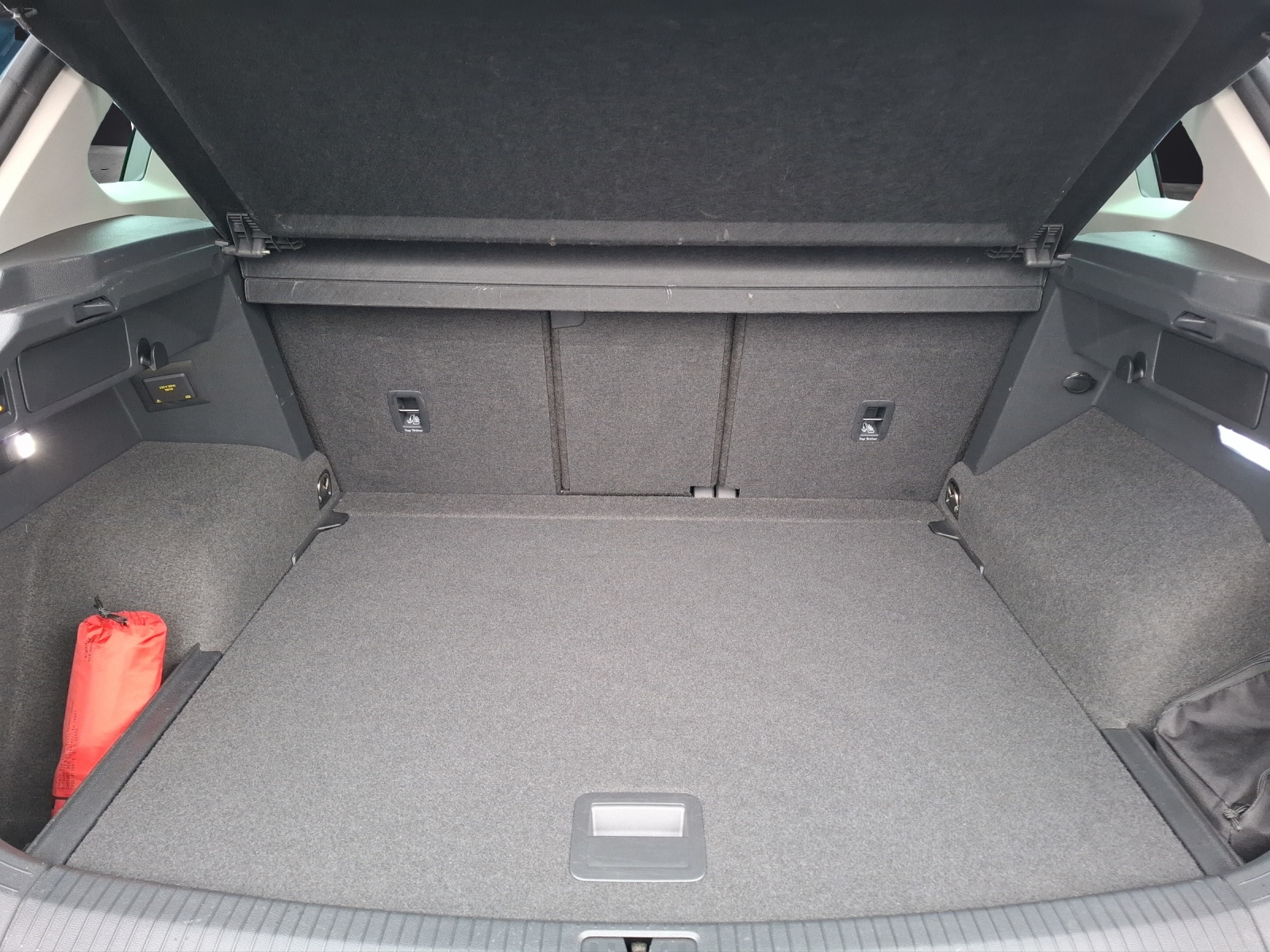 Fahrzeugabbildung Volkswagen Tiguan TSI DSG LED AHK Navi ACC PDC SH