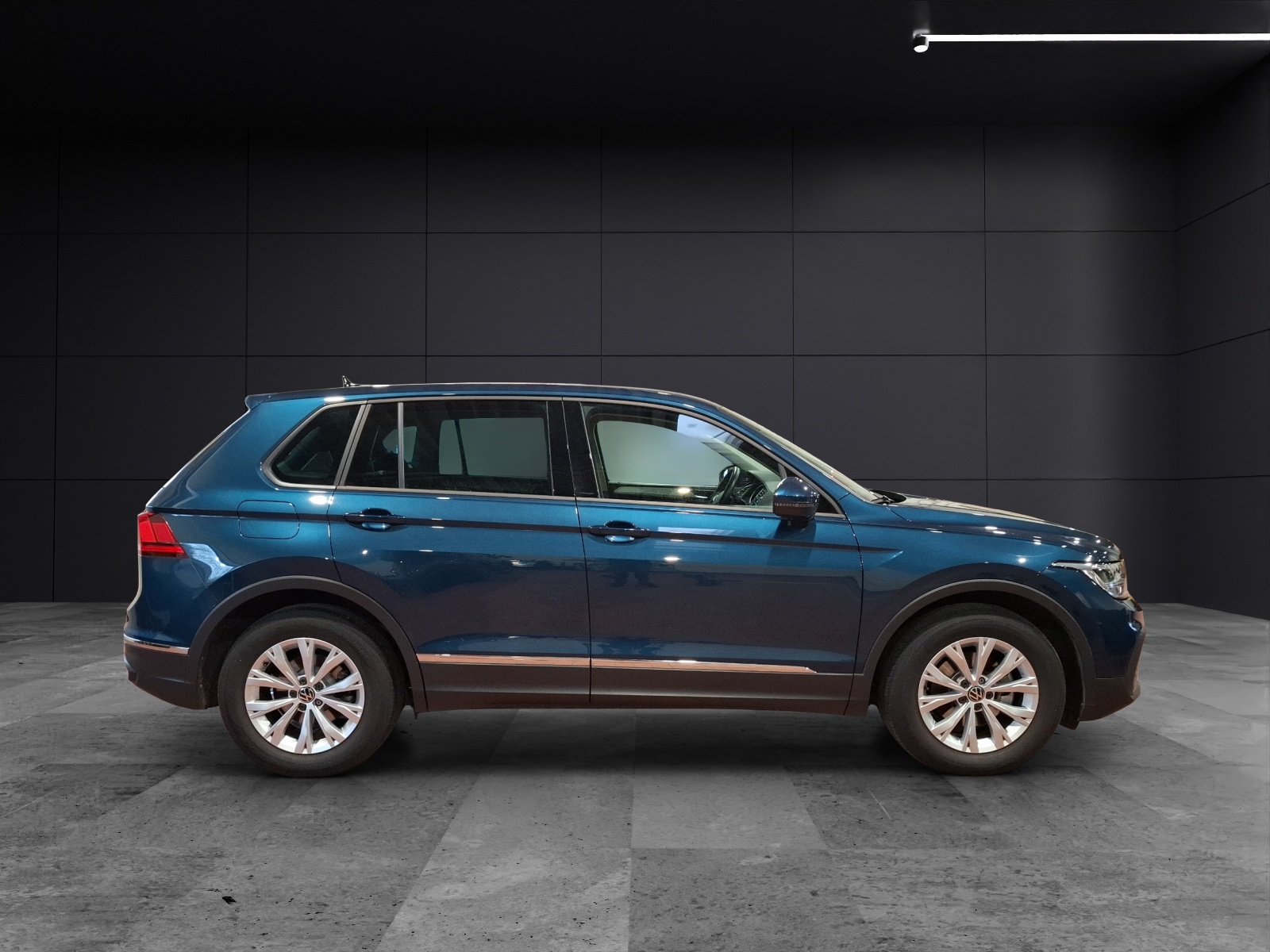 Fahrzeugabbildung Volkswagen Tiguan TSI DSG LED AHK Navi ACC PDC SH