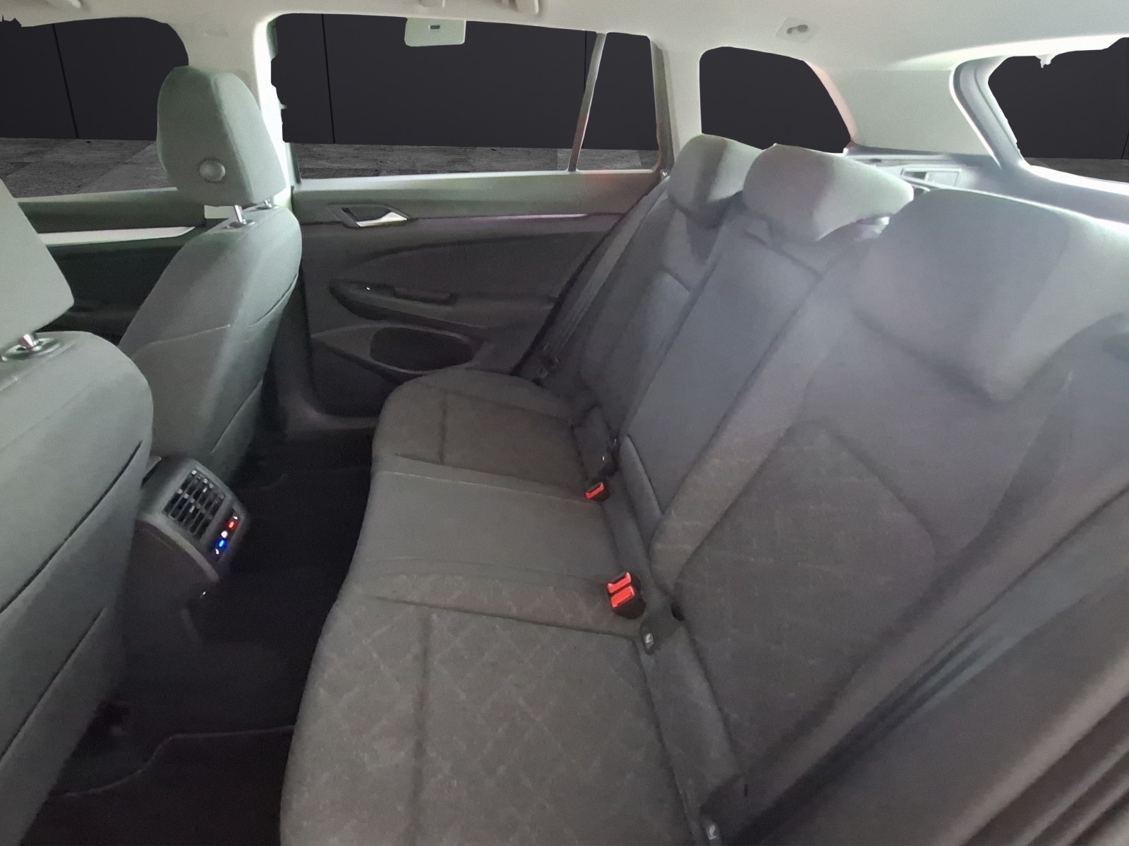 Fahrzeugabbildung Volkswagen Golf VIII Variant eTSI Life DSG LED+ Navi STHZ ACC PDC SHZ
