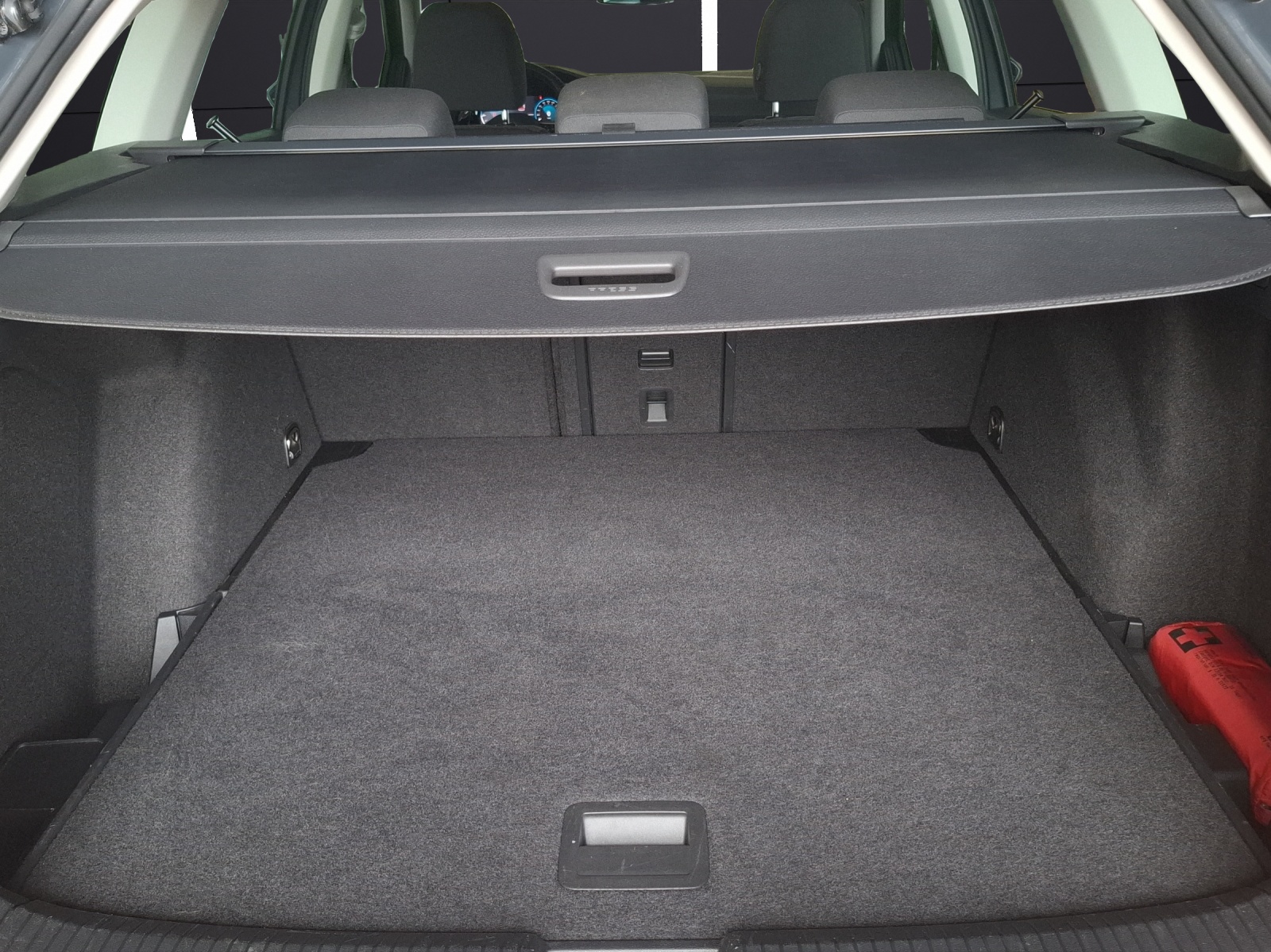 Fahrzeugabbildung Volkswagen Golf VIII Variant eTSI Life DSG LED+ Navi STHZ ACC PDC SHZ