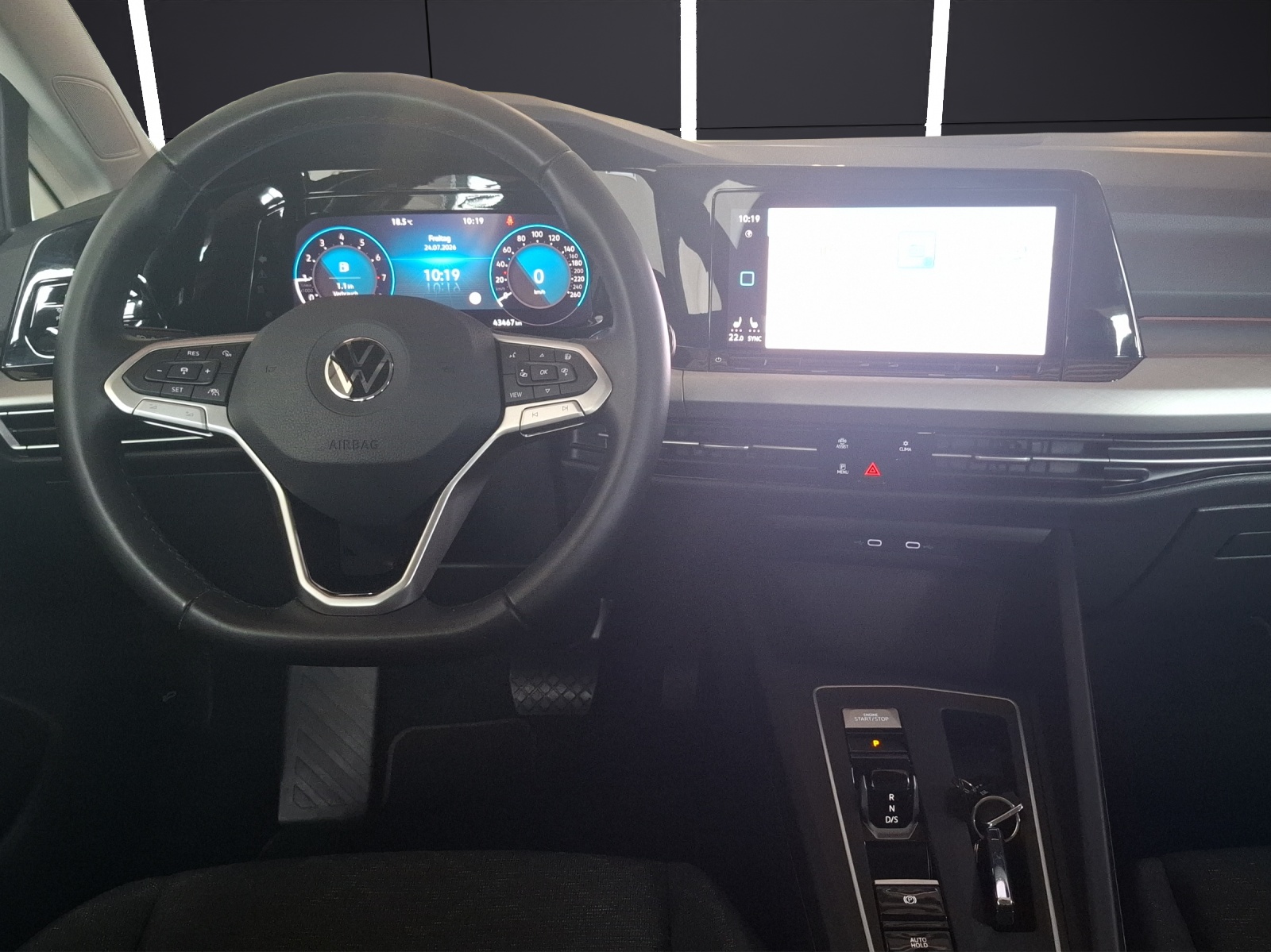 Fahrzeugabbildung Volkswagen Golf VIII Variant eTSI Life DSG LED+ Navi STHZ ACC PDC SHZ