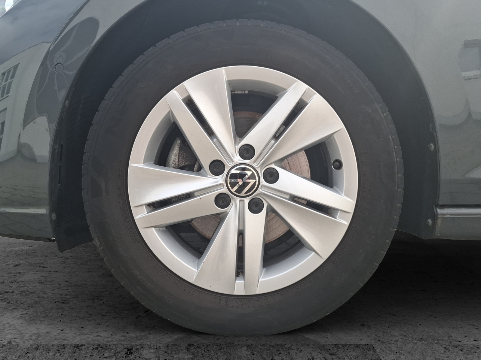 Fahrzeugabbildung Volkswagen Golf VIII Variant eTSI Life DSG LED+ Navi STHZ ACC PDC SHZ
