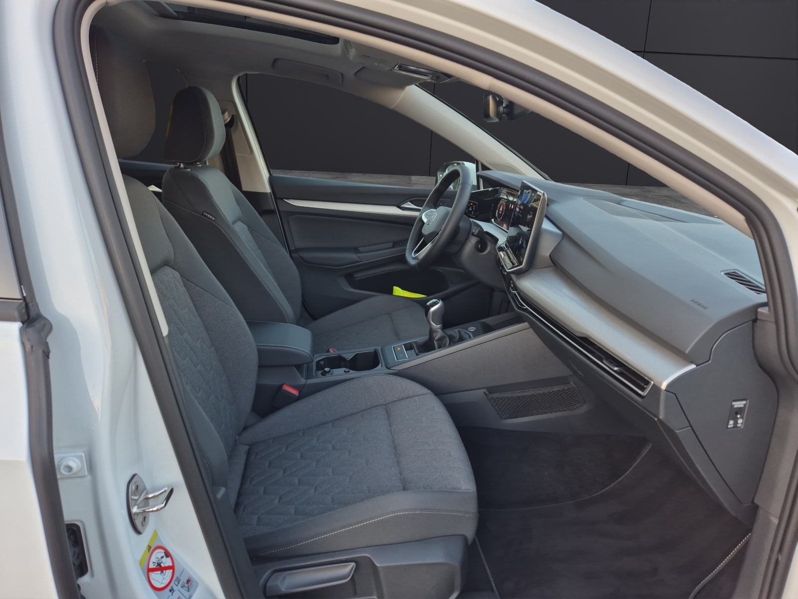 Fahrzeugabbildung Volkswagen Golf VIII Life TSI LED ACC AHK PANO SHZ