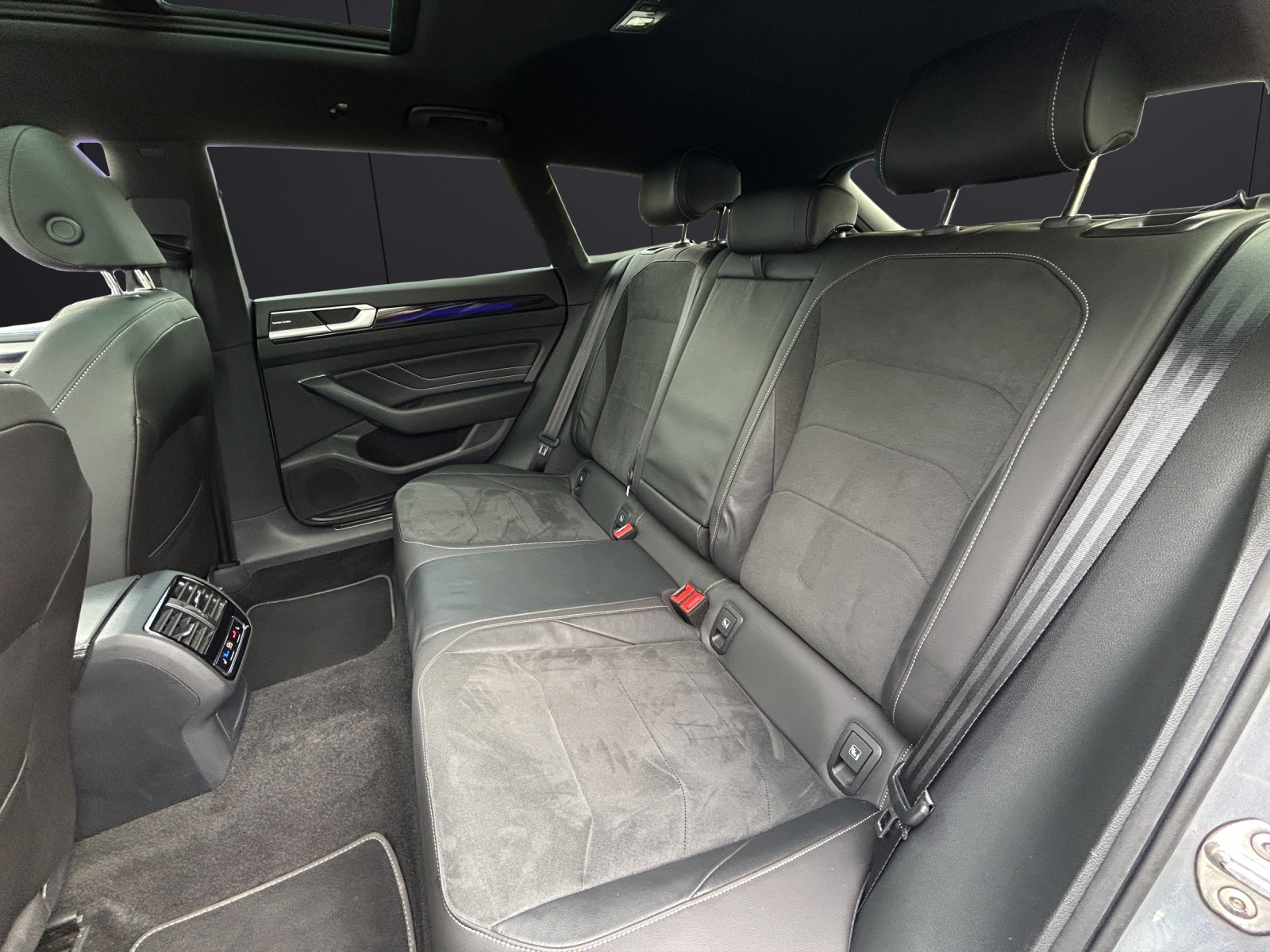Fahrzeugabbildung Volkswagen Arteon SB R-Line TSI 4M DSG IQ.Light ACC 19