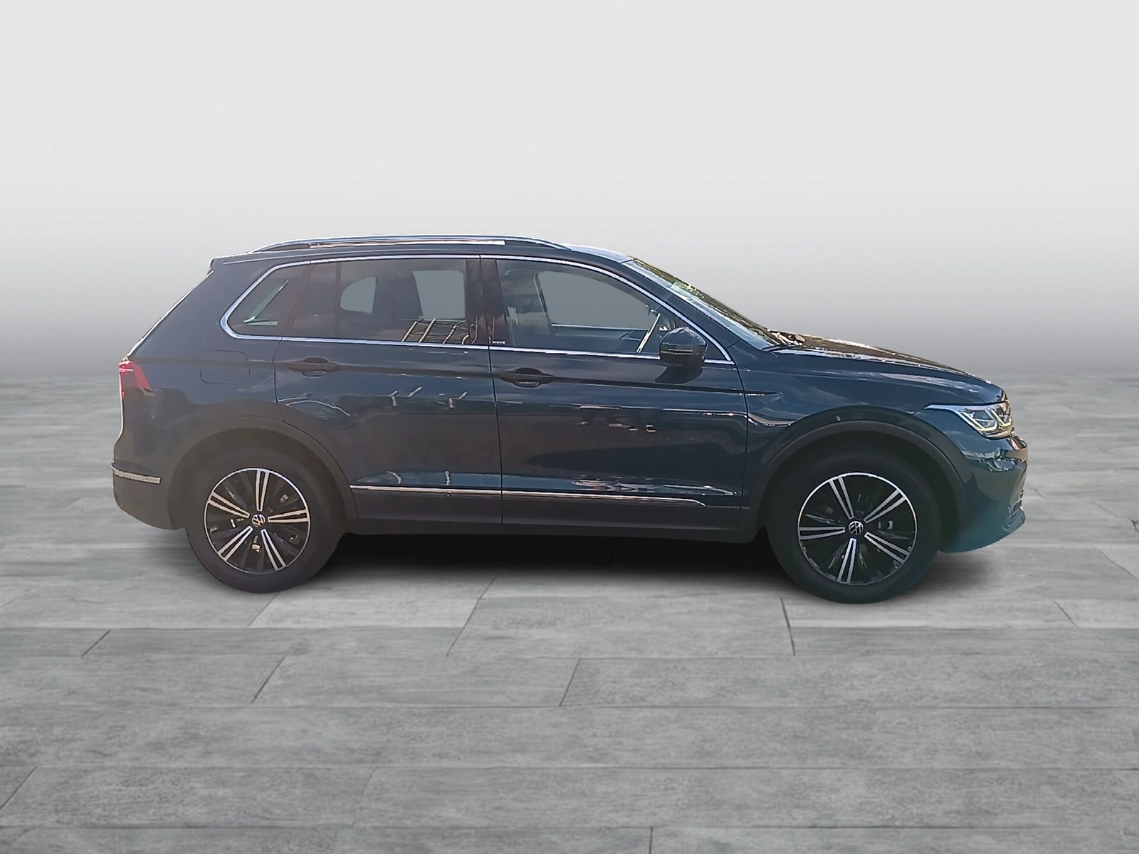 Fahrzeugabbildung Volkswagen Tiguan TSI Move DSG Matrix Navi AID ACC RFK SH