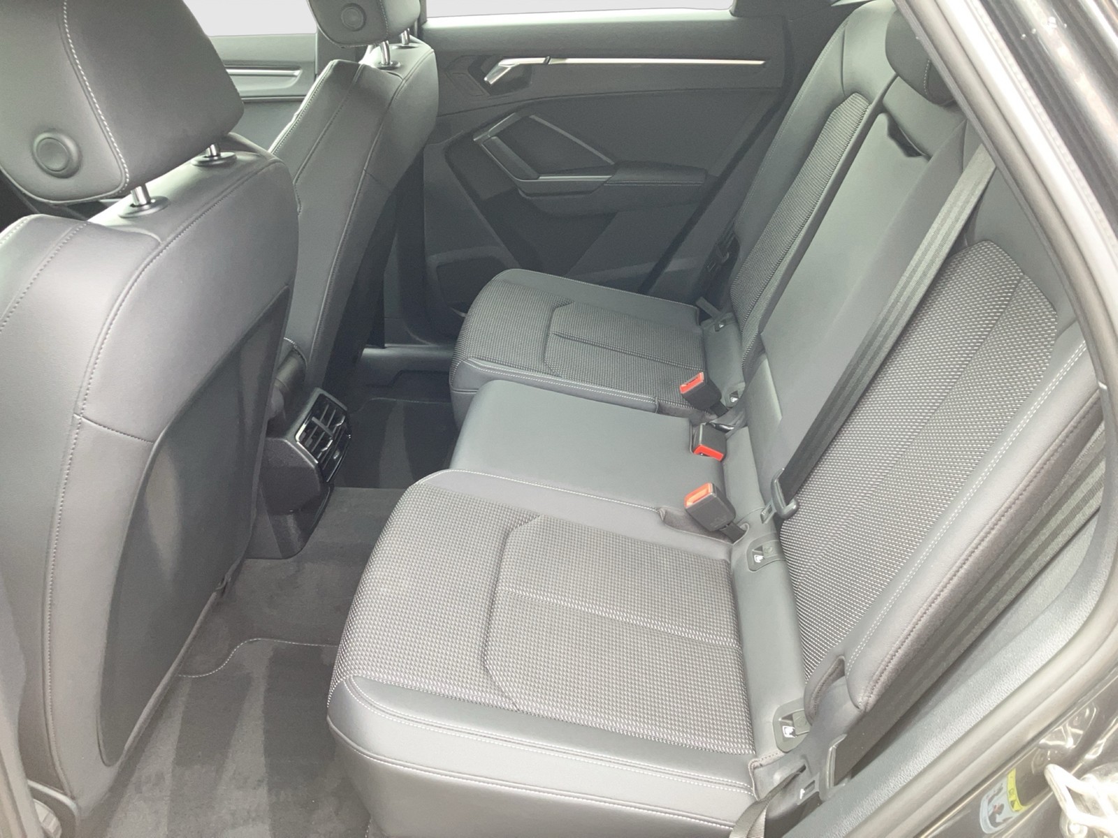 Fahrzeugabbildung Audi Q3 Sportback 45 TFSI quattro S line LED Navi ACC
