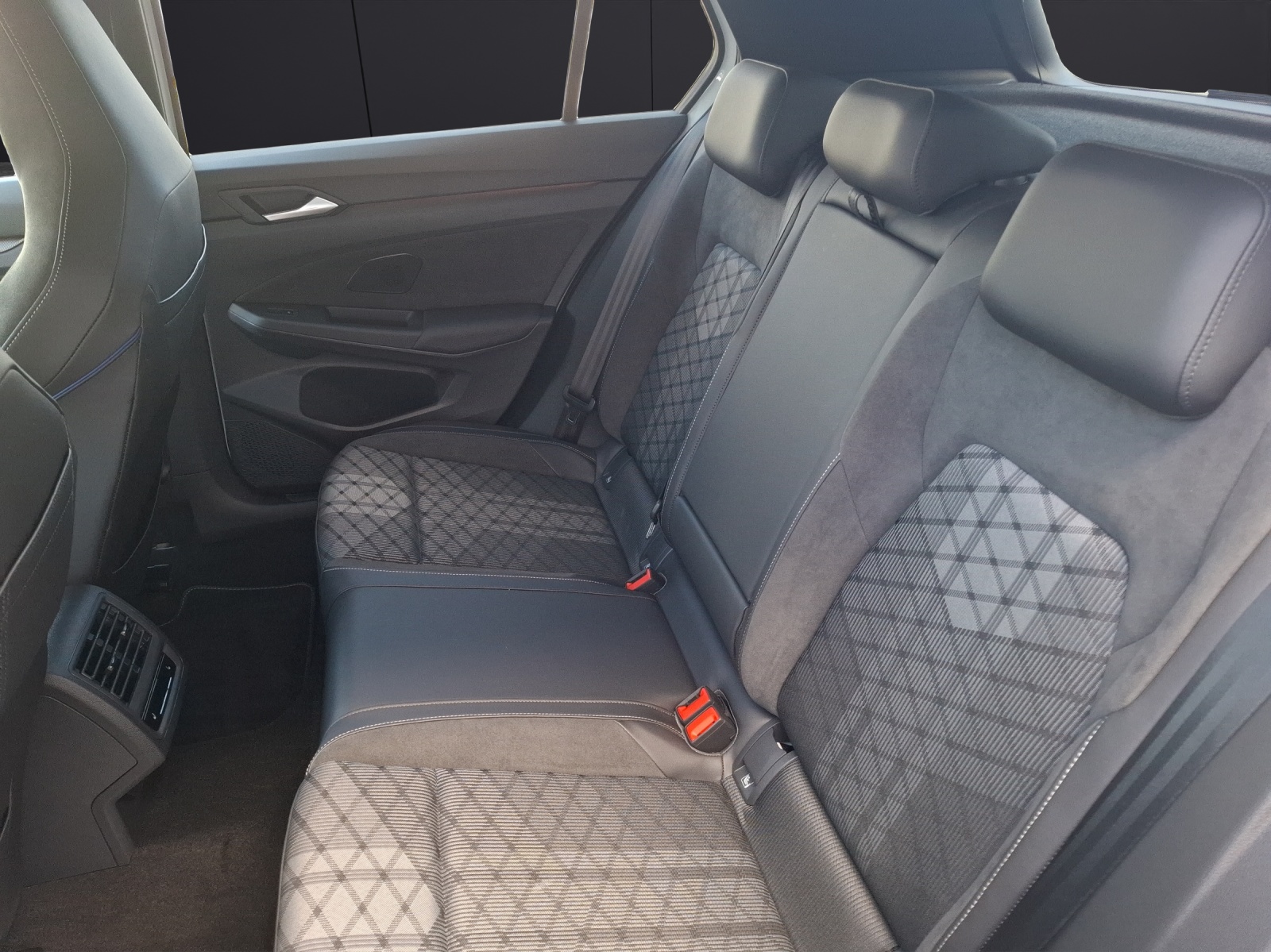 Fahrzeugabbildung Volkswagen Golf VIII TSI R-Line Standhzg. LEDplus APP H&K AID ACC RFK SH