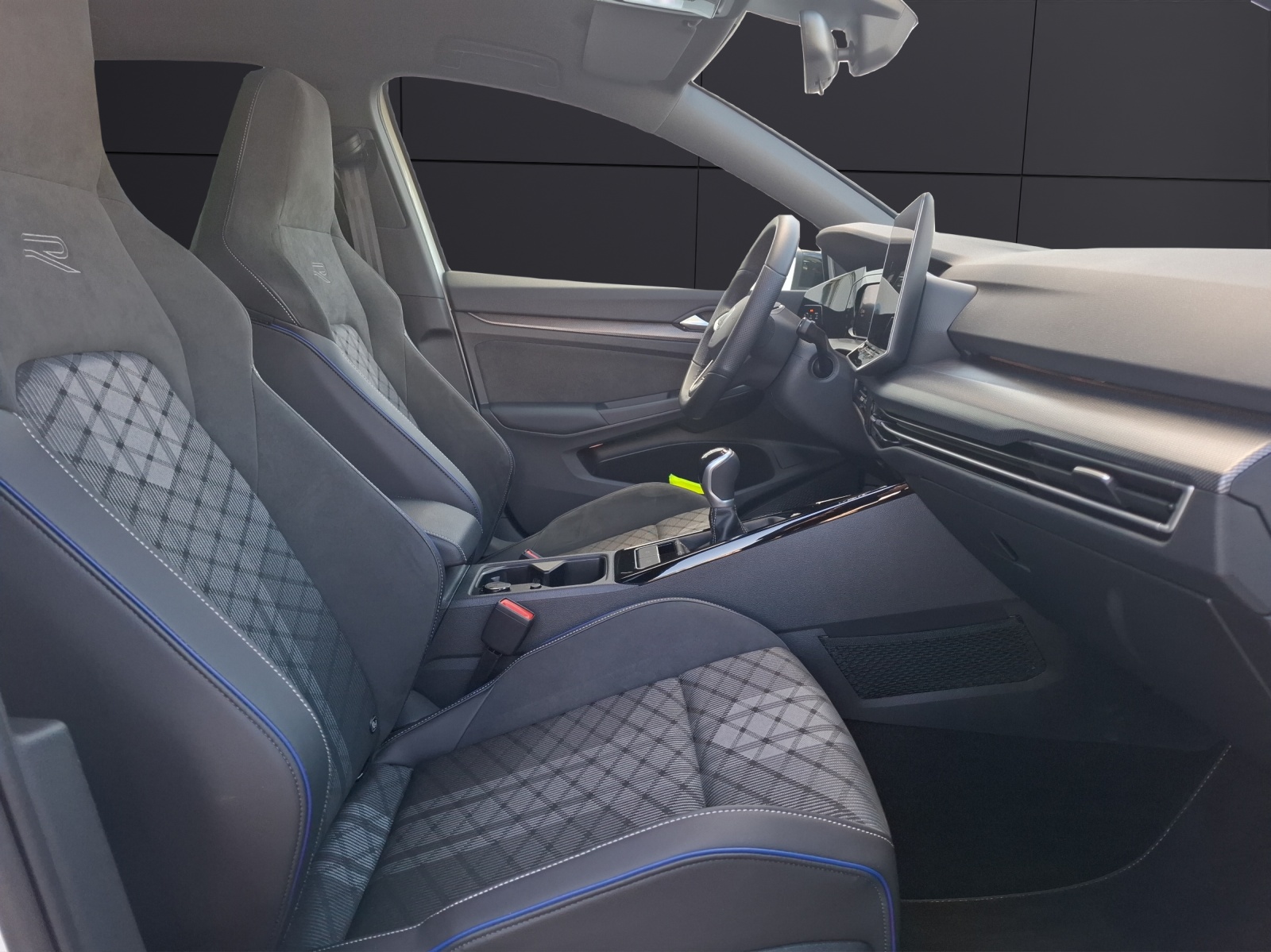 Fahrzeugabbildung Volkswagen Golf VIII TSI R-Line Standhzg. LEDplus APP H&K AID ACC RFK SH