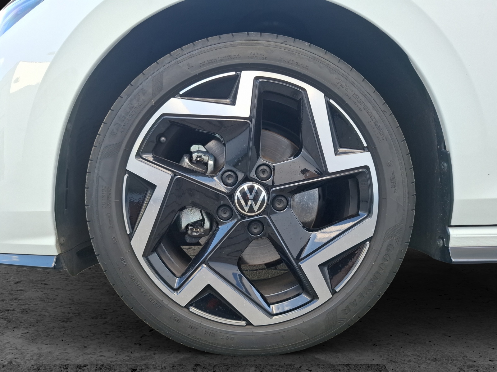 Fahrzeugabbildung Volkswagen Golf VIII TSI R-Line Standhzg. LEDplus APP H&K AID ACC RFK SH