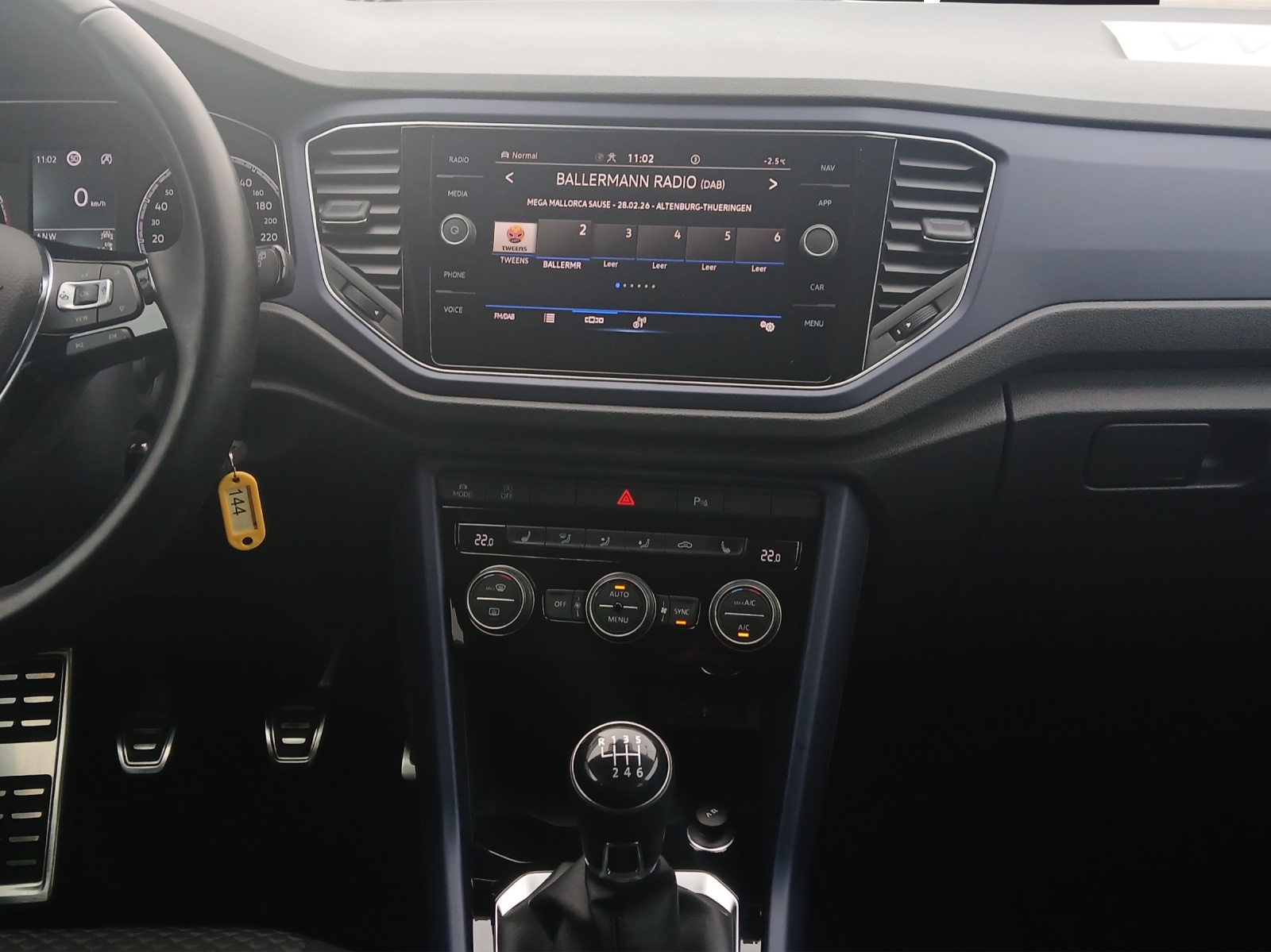 Fahrzeugabbildung Volkswagen T-Roc TSI United LED Navi ACC PDC SH 17