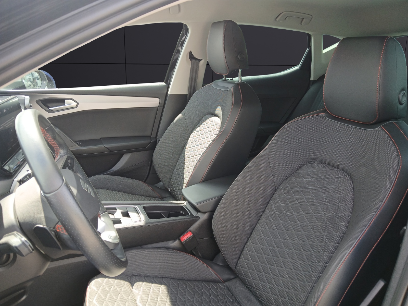 Fahrzeugabbildung SEAT Leon eTSI FR DSG STH LED Navi ACC RFK SH LM