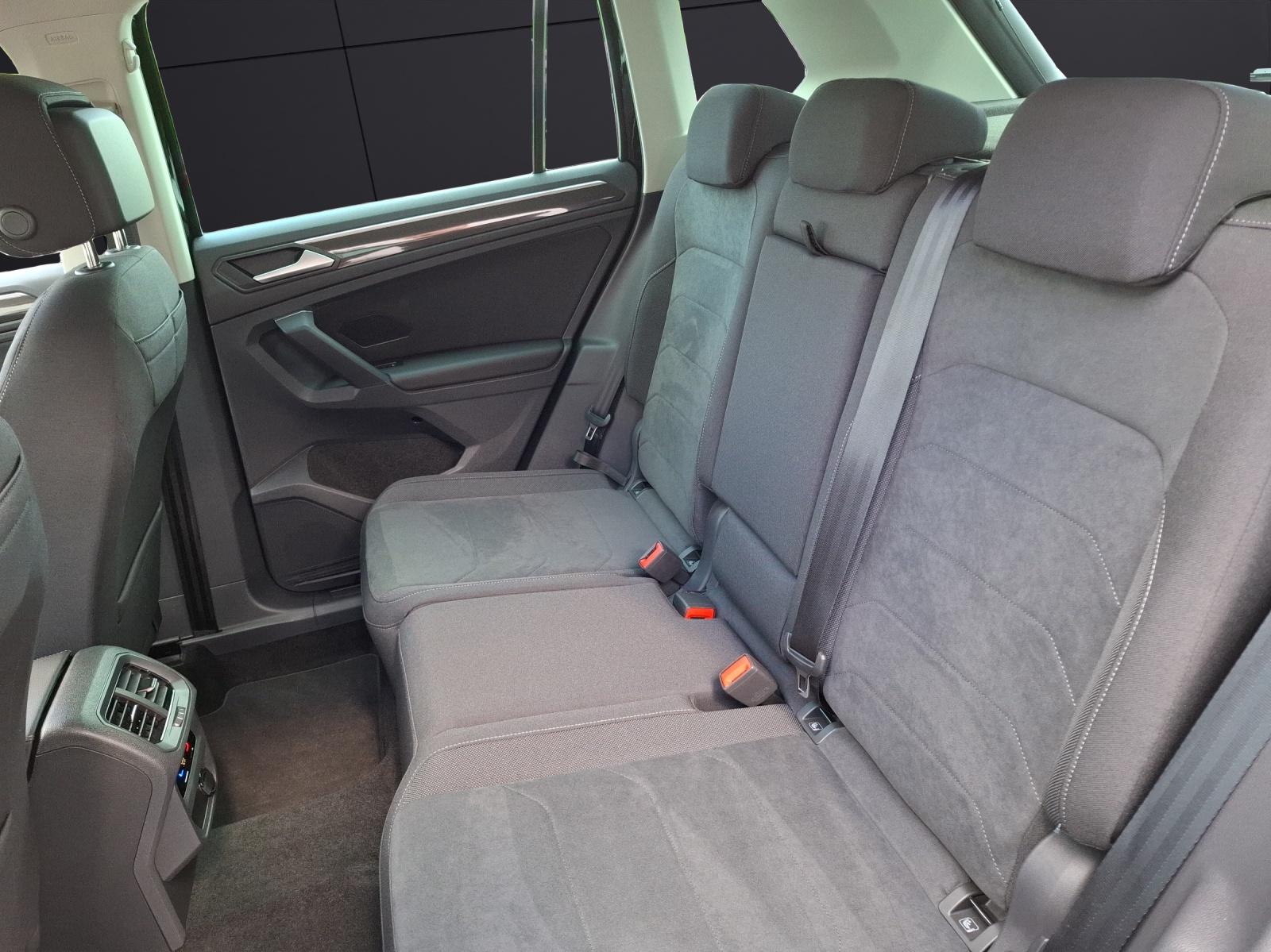 Fahrzeugabbildung Volkswagen Tiguan TDI Elegance DSG Matrix Navi AID ACC PDC SH LM