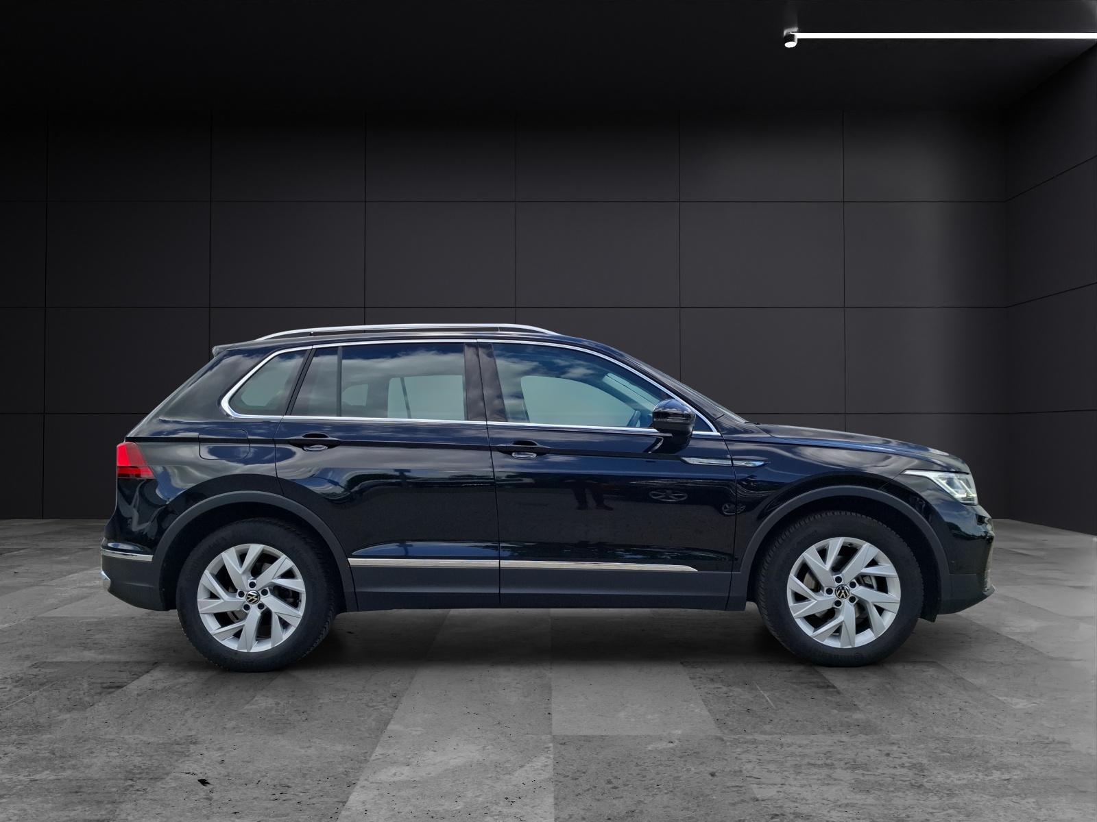 Fahrzeugabbildung Volkswagen Tiguan TDI Elegance DSG Matrix Navi AID ACC PDC SH LM