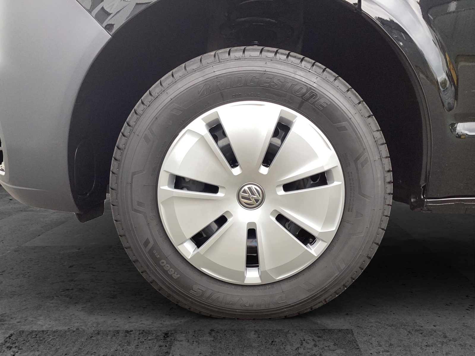 Fahrzeugabbildung Volkswagen T6 Kombi T6.1 TDI 9 Sitze LR LED SITZH. REAR VIEW PDK VORB.