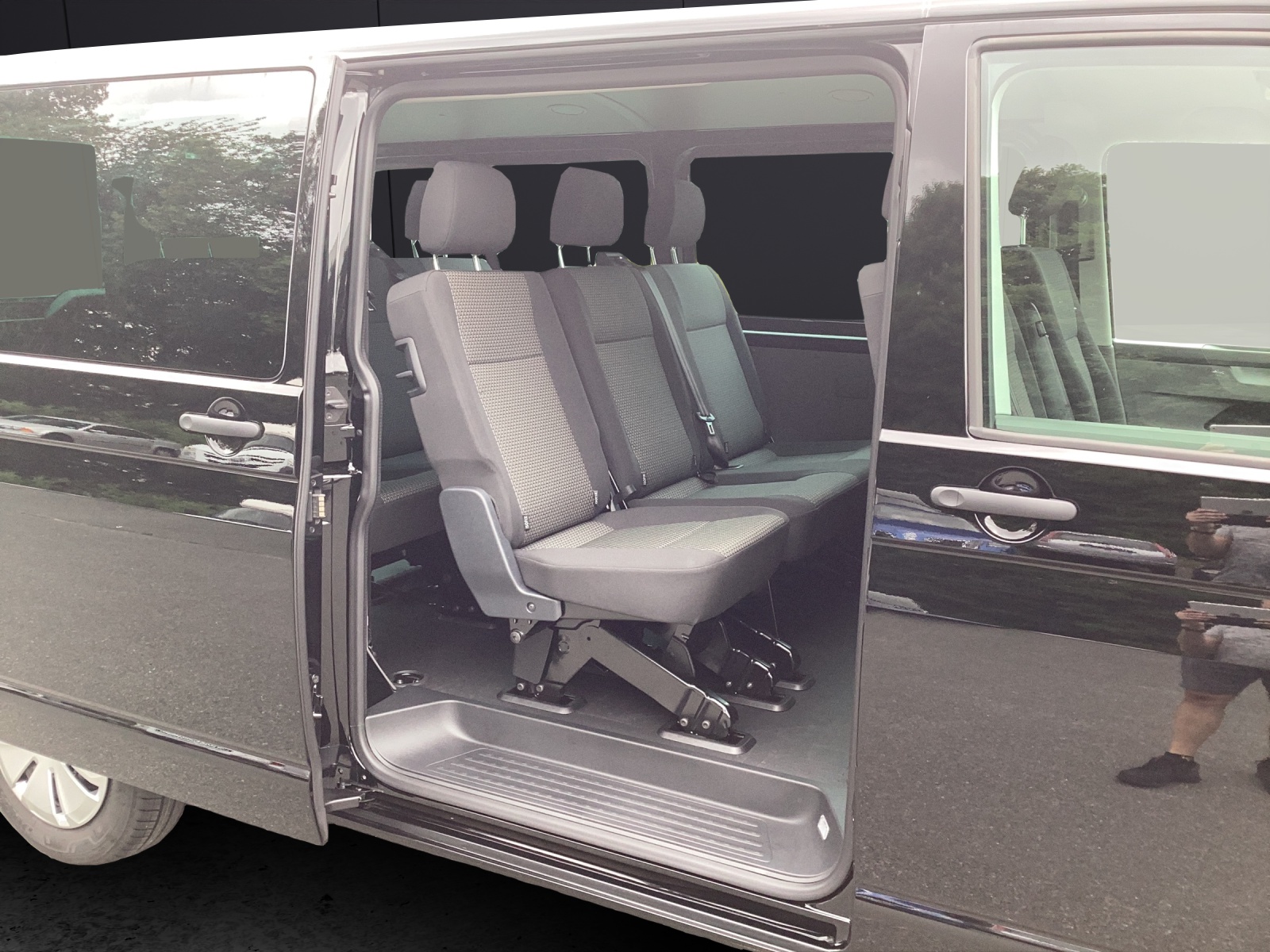 Fahrzeugabbildung Volkswagen T6 Kombi T6.1 TDI 9 Sitze LR LED SITZH. REAR VIEW PDK VORB.