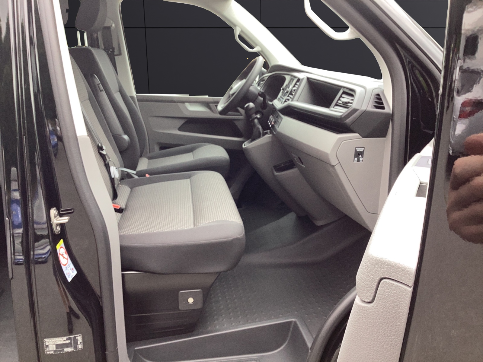 Fahrzeugabbildung Volkswagen T6 Kombi T6.1 TDI 9 Sitze LR LED SITZH. REAR VIEW PDK VORB.