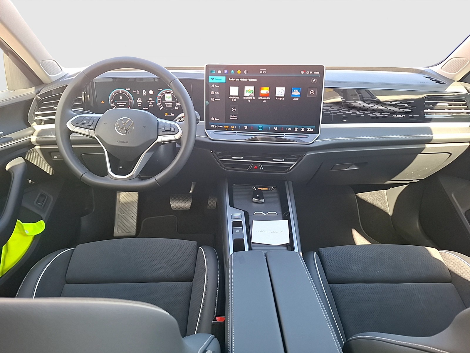 Fahrzeugabbildung Volkswagen Passat Variant TDI Elegance DSG Matrix AHK Navi HUD AID ACC RFK SH
