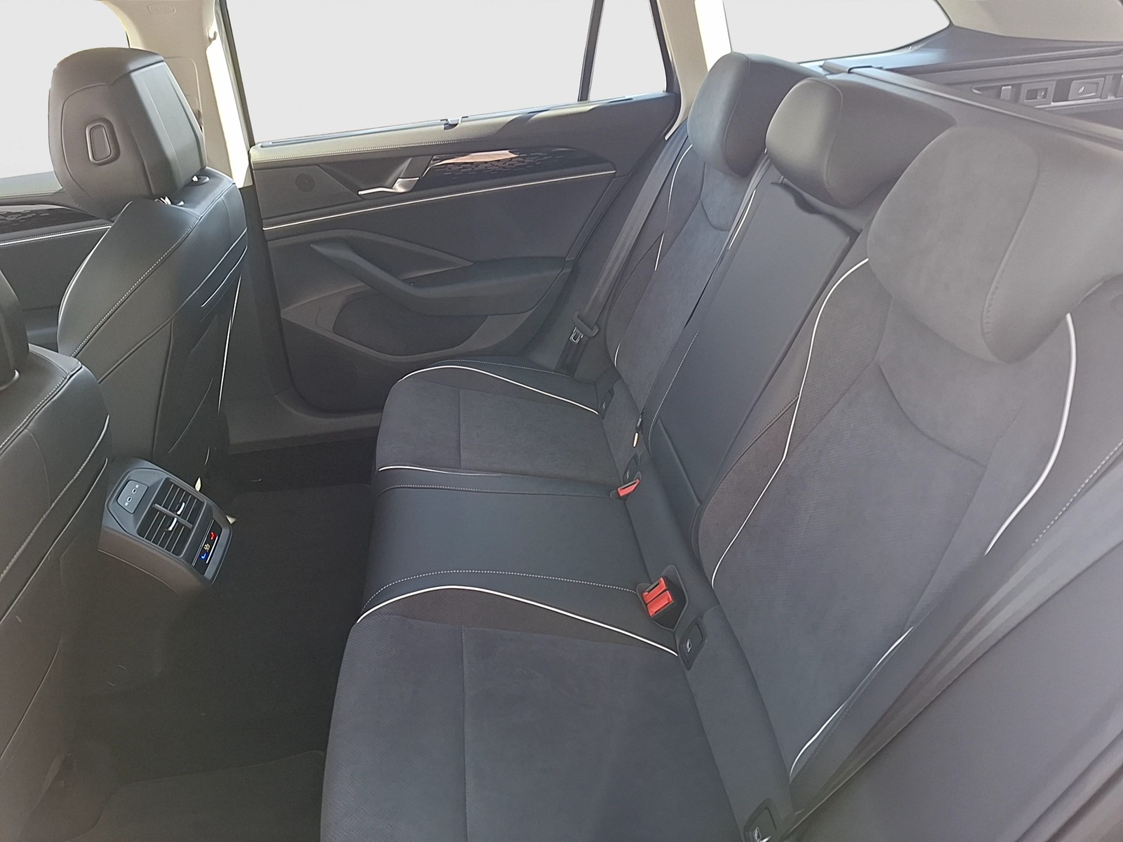 Fahrzeugabbildung Volkswagen Passat Variant TDI Elegance DSG Matrix AHK Navi HUD AID ACC RFK SH