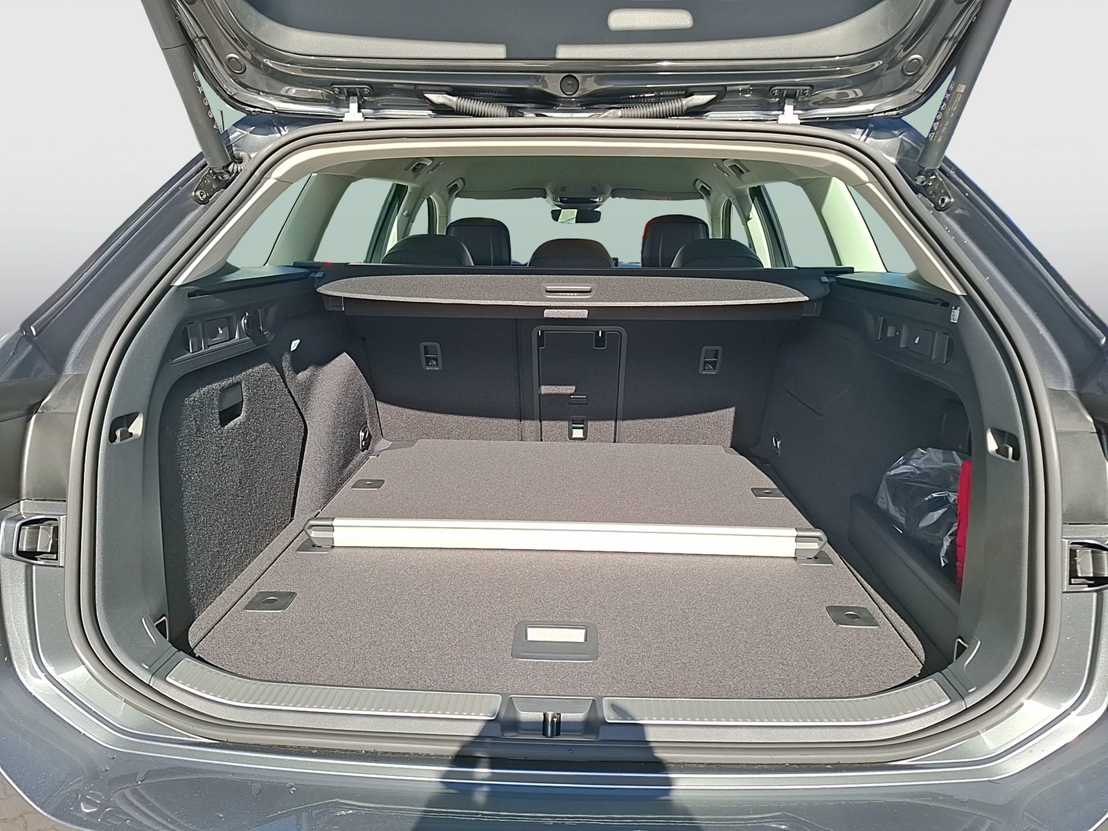 Fahrzeugabbildung Volkswagen Passat Variant TDI Elegance DSG Matrix AHK Navi HUD AID ACC RFK SH