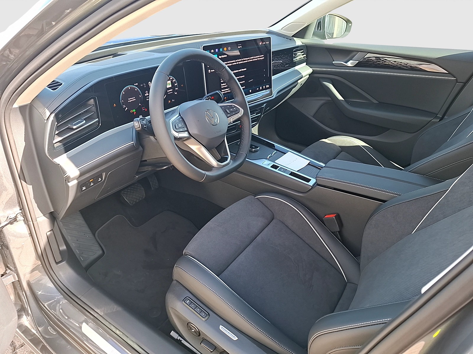 Fahrzeugabbildung Volkswagen Passat Variant TDI Elegance DSG Matrix AHK Navi HUD AID ACC RFK SH