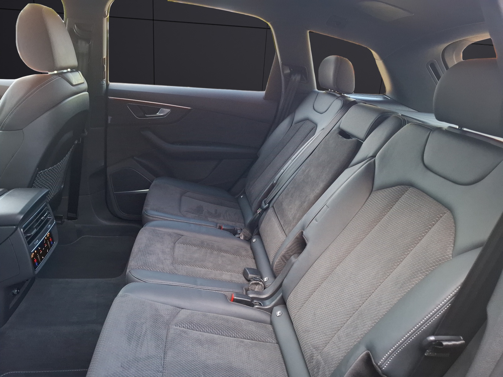 Fahrzeugabbildung Audi SQ7 4.0 TFSI comp. plus Matrix Standhzg Navi Luft AVC ACC B&O 21