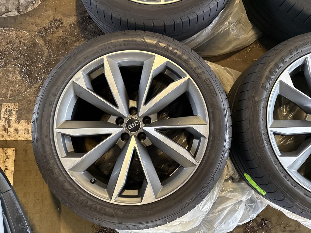 Fahrzeugabbildung Audi SQ7 4.0 TFSI competition plus quattro Matrix Standhzg Navi Luft AVC ACC B&O 21