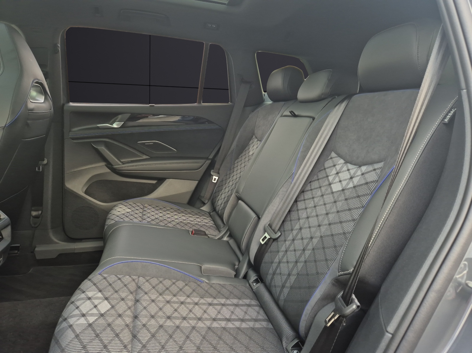 Fahrzeugabbildung Volkswagen Tayron 2.0 TDI 4M R-Line AHK PANO IQ-LED NAVI