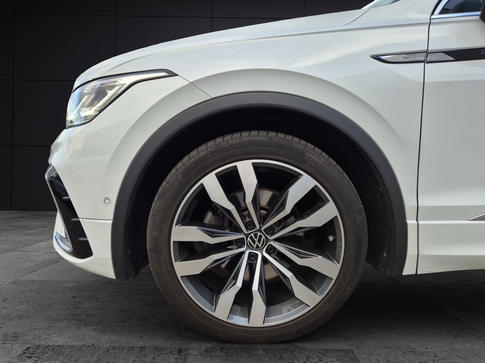 Fahrzeugabbildung Volkswagen Tiguan TDI R-Line DSG 4M MATRIX ACC AID PANO NAVI PDC SHZ