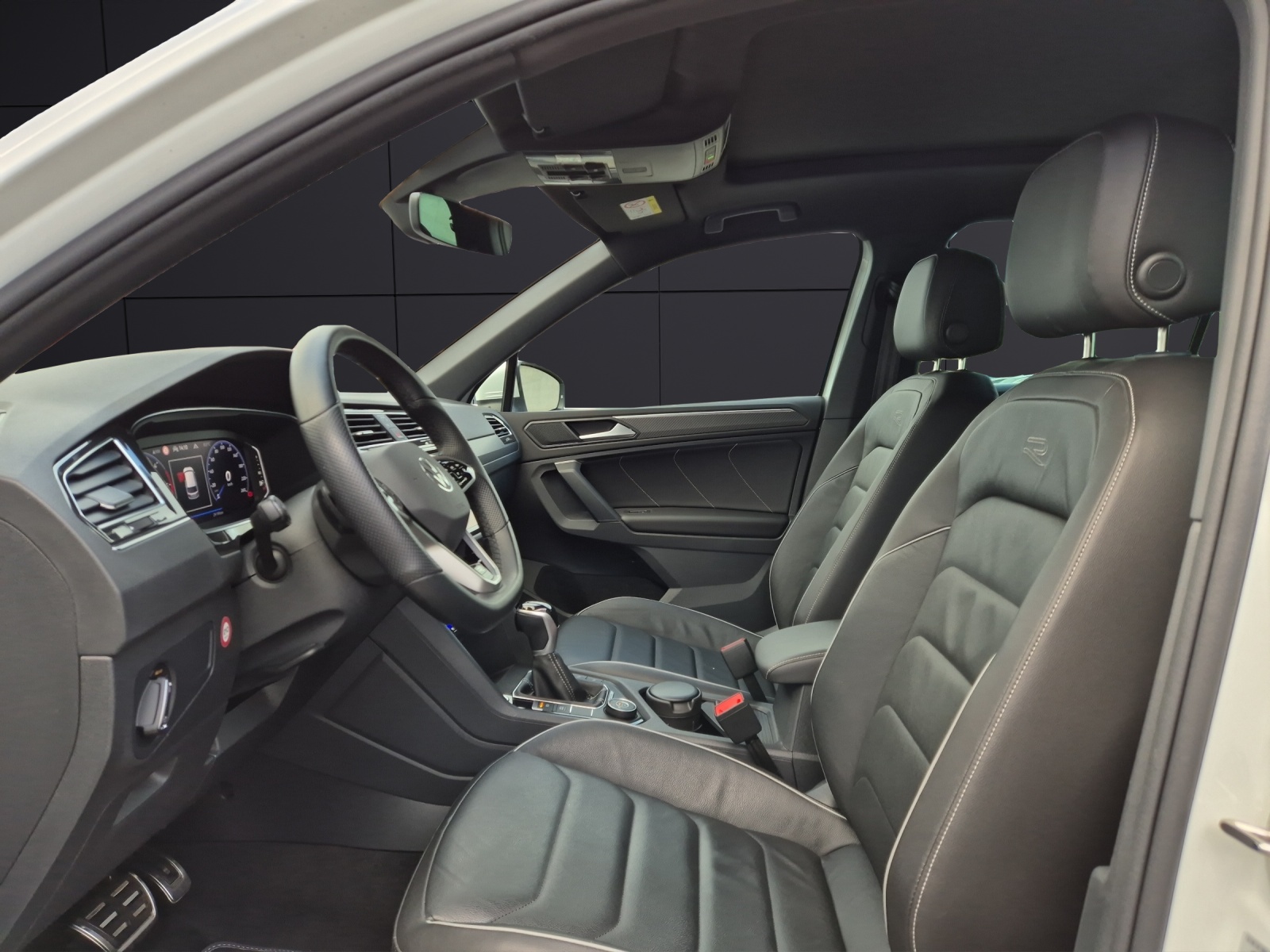 Fahrzeugabbildung Volkswagen Tiguan TDI R-Line DSG 4M MATRIX ACC AID PANO NAVI PDC SHZ