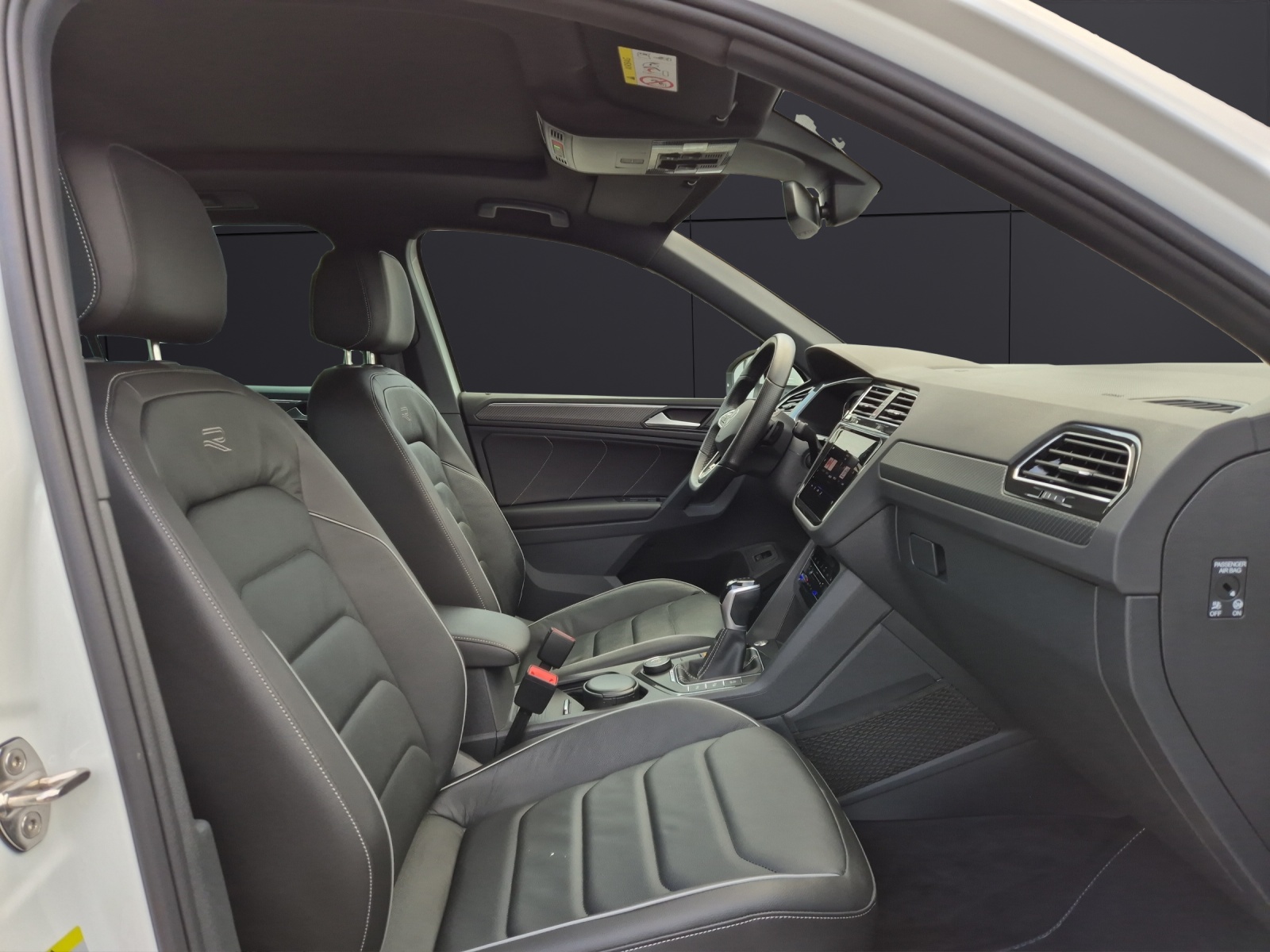 Fahrzeugabbildung Volkswagen Tiguan TDI R-Line DSG 4M MATRIX ACC AID PANO NAVI PDC SHZ