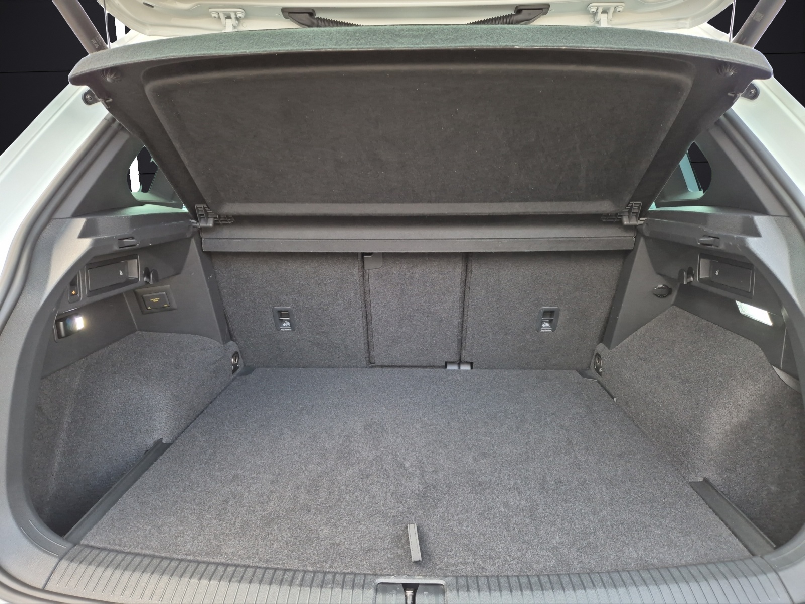 Fahrzeugabbildung Volkswagen Tiguan TDI R-Line DSG 4M MATRIX ACC AID PANO NAVI PDC SHZ