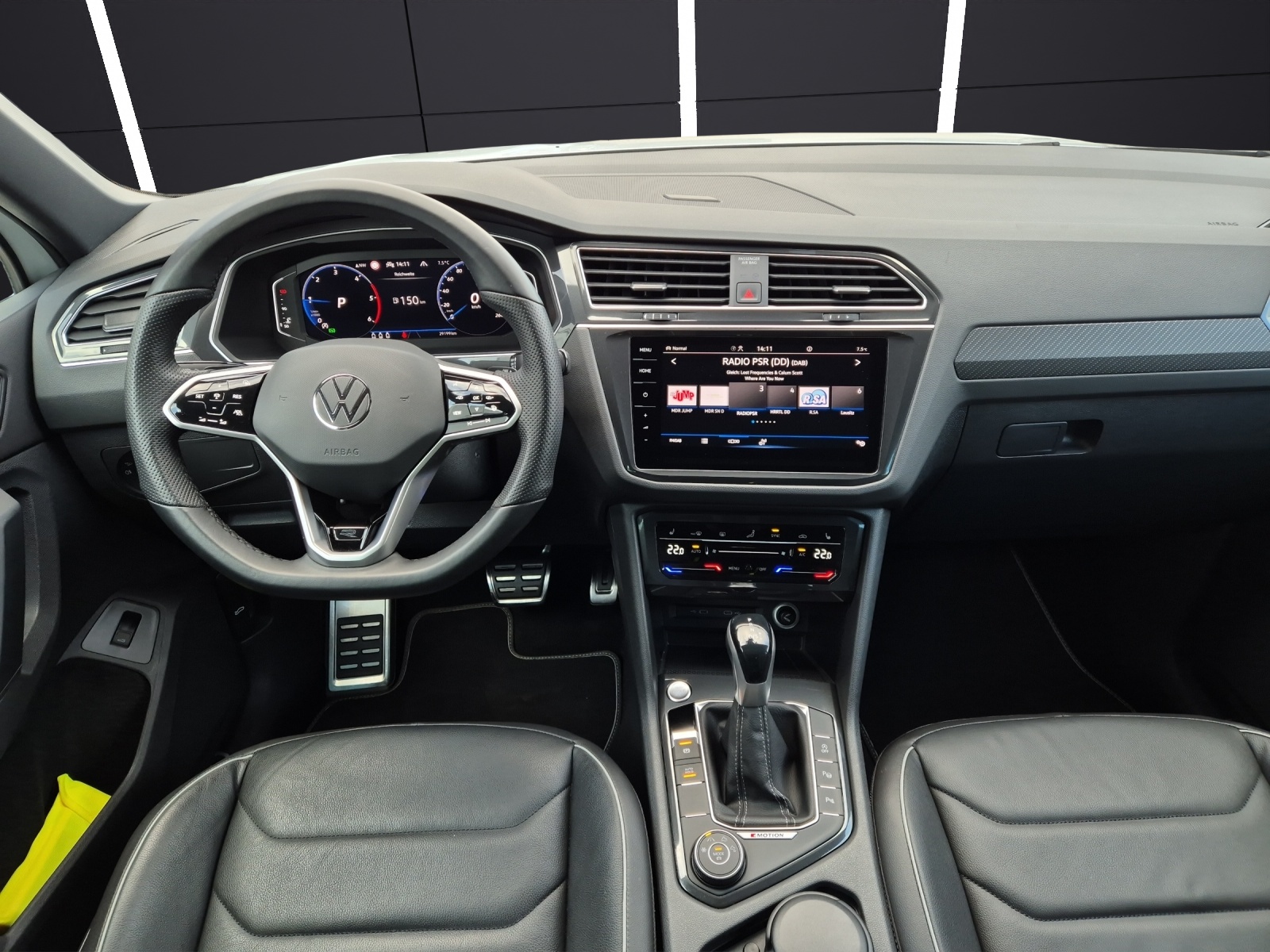 Fahrzeugabbildung Volkswagen Tiguan TDI R-Line DSG 4M MATRIX ACC AID PANO NAVI PDC SHZ