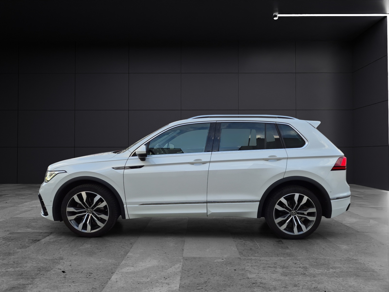 Fahrzeugabbildung Volkswagen Tiguan TDI R-Line DSG 4M MATRIX ACC AID PANO NAVI PDC SHZ