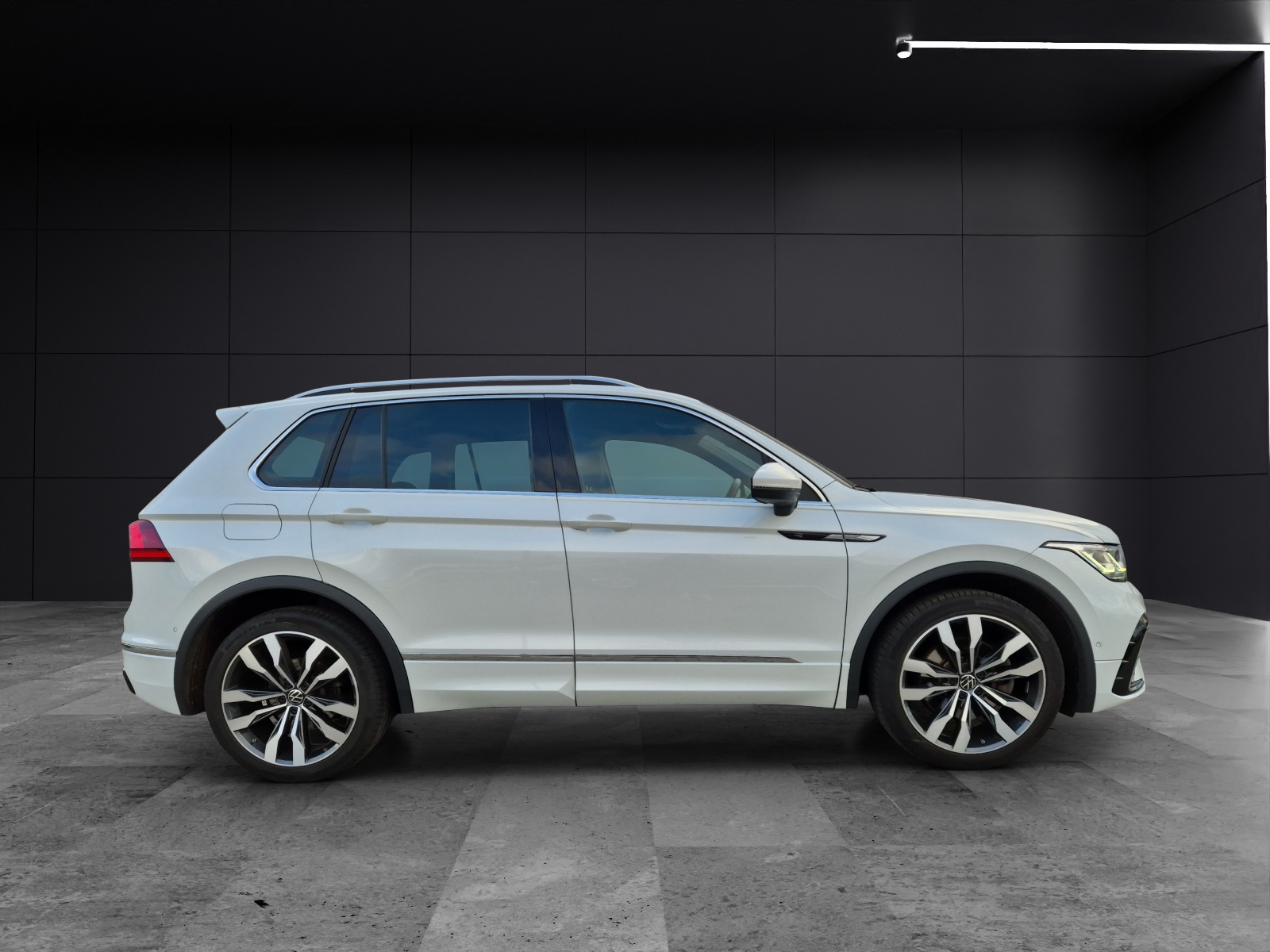 Fahrzeugabbildung Volkswagen Tiguan TDI R-Line DSG 4M MATRIX ACC AID PANO NAVI PDC SHZ