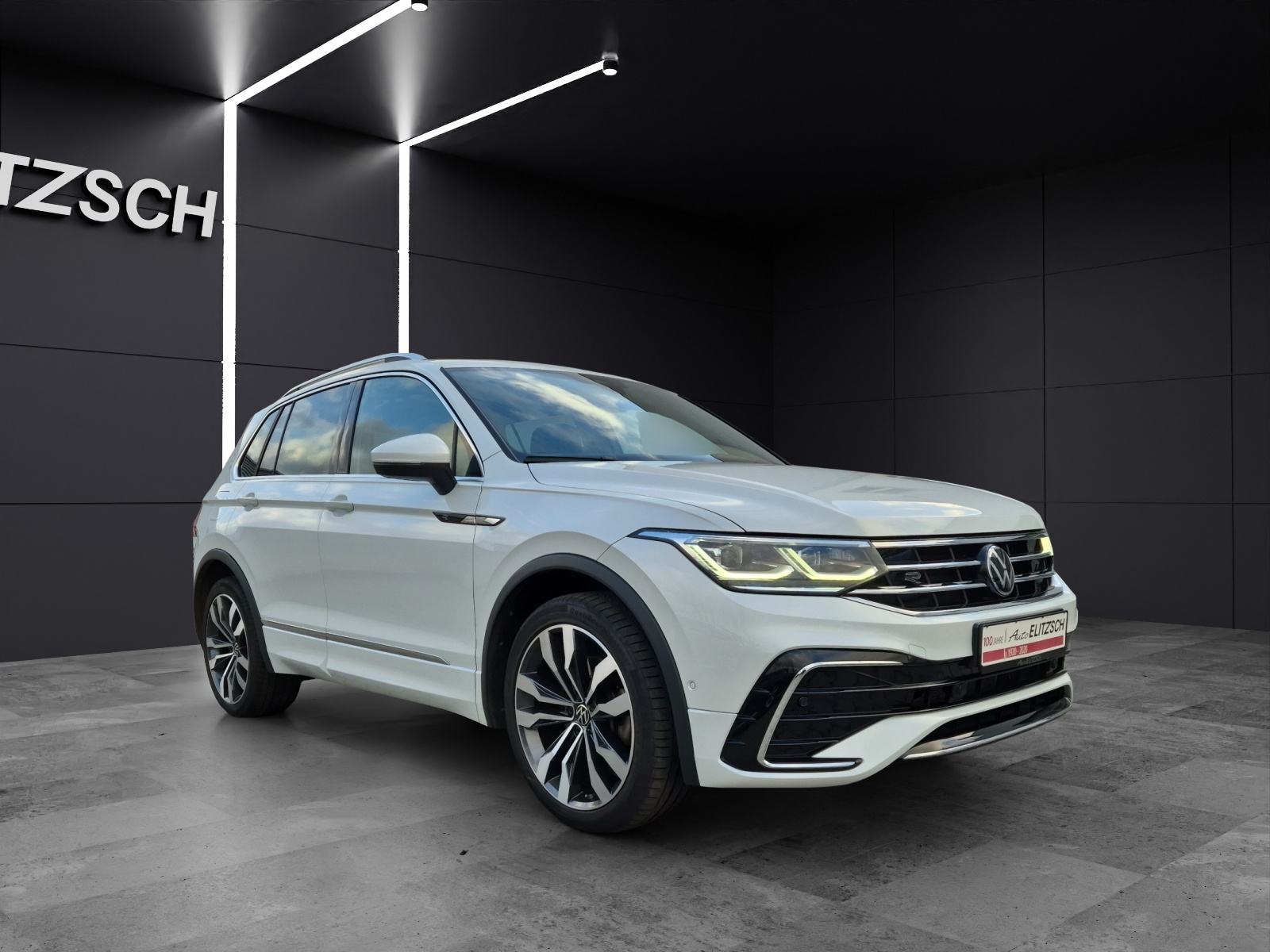 Fahrzeugabbildung Volkswagen Tiguan TDI R-Line DSG 4M MATRIX ACC AID PANO NAVI PDC SHZ