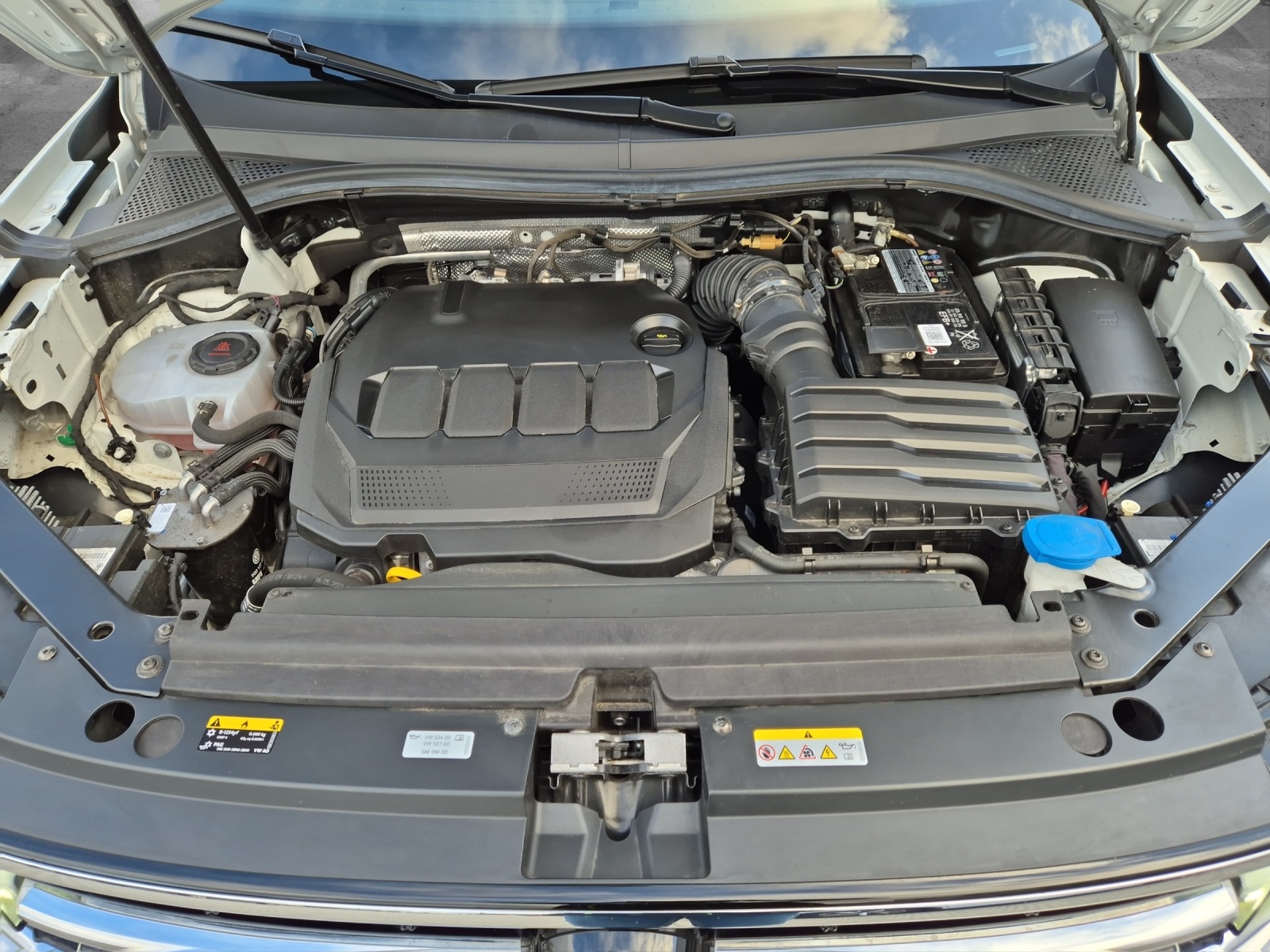 Fahrzeugabbildung Volkswagen Tiguan TDI R-Line DSG 4M MATRIX ACC AID PANO NAVI PDC SHZ
