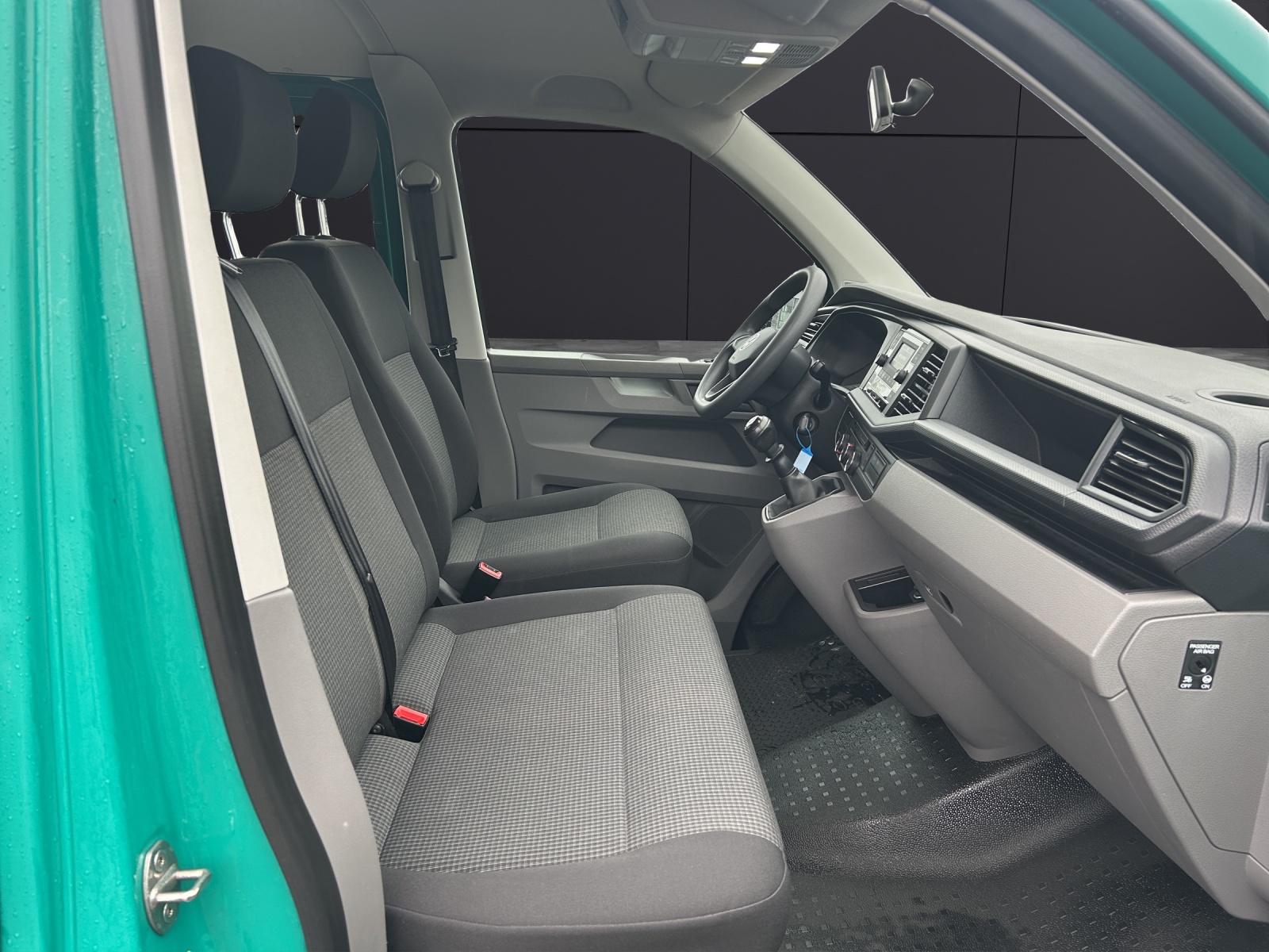 Fahrzeugabbildung Volkswagen T6 Kombi T6.1 TDI 9-Sitzer LR AHK PDC DAB+ Klima Start/Stop