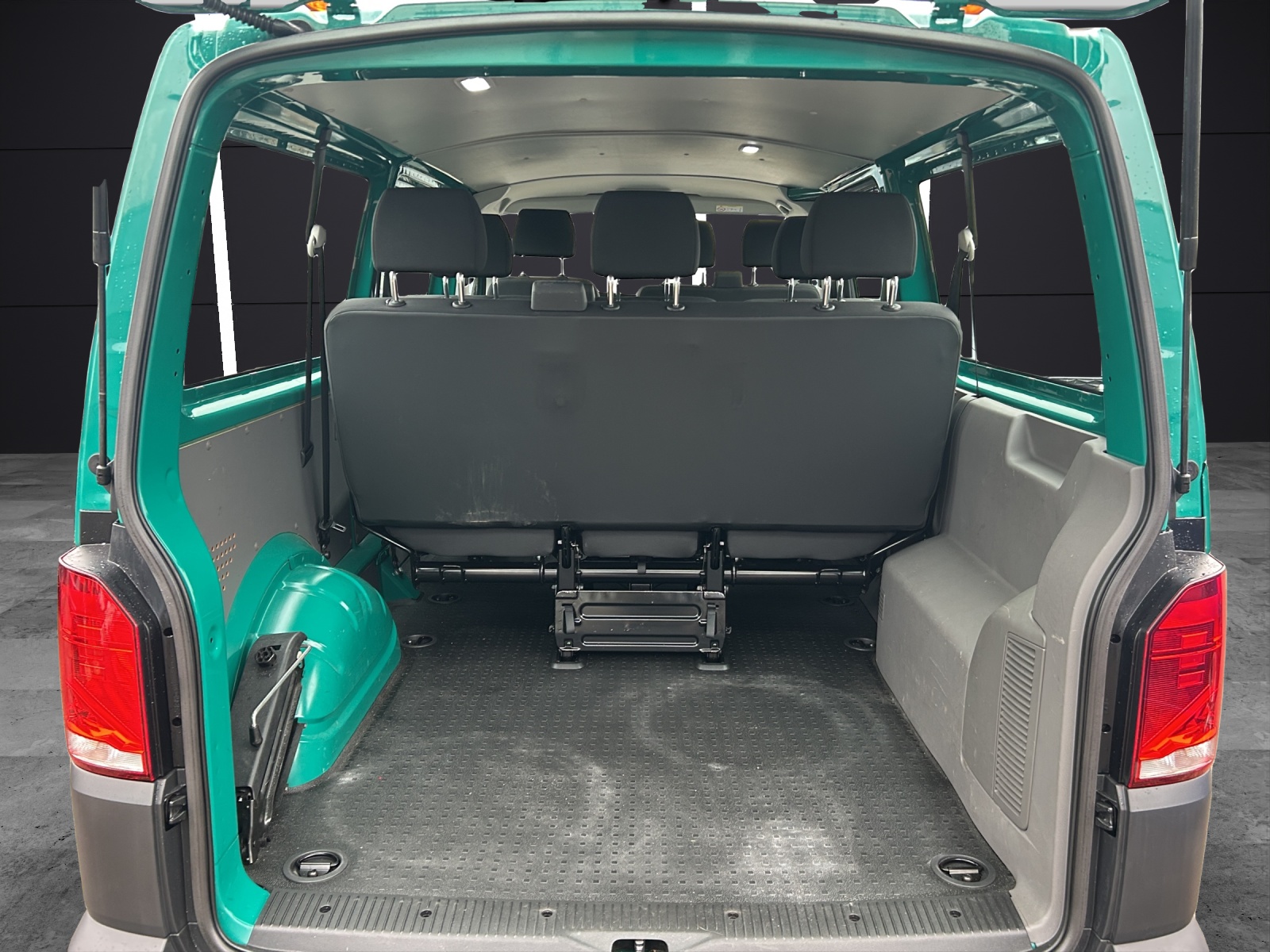 Fahrzeugabbildung Volkswagen T6 Kombi T6.1 TDI 9-Sitzer LR AHK PDC DAB+ Klima Start/Stop