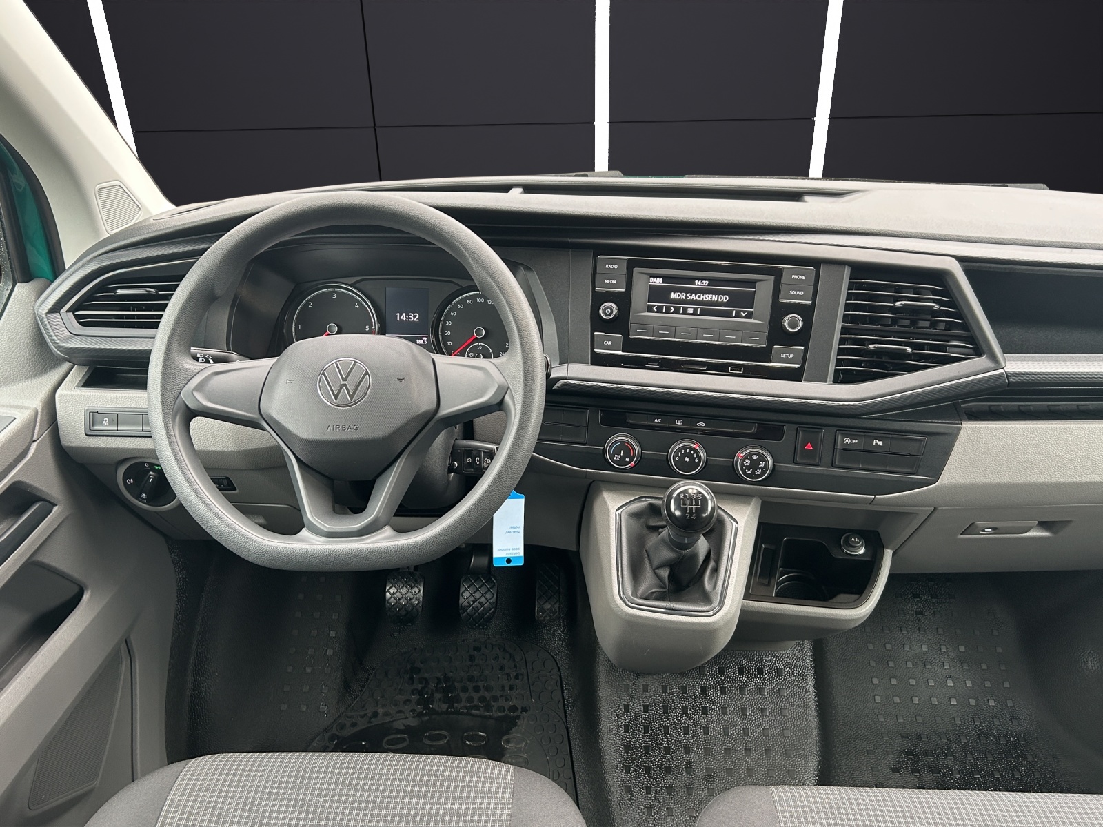 Fahrzeugabbildung Volkswagen T6 Kombi T6.1 TDI 9-Sitzer LR AHK PDC DAB+ Klima Start/Stop