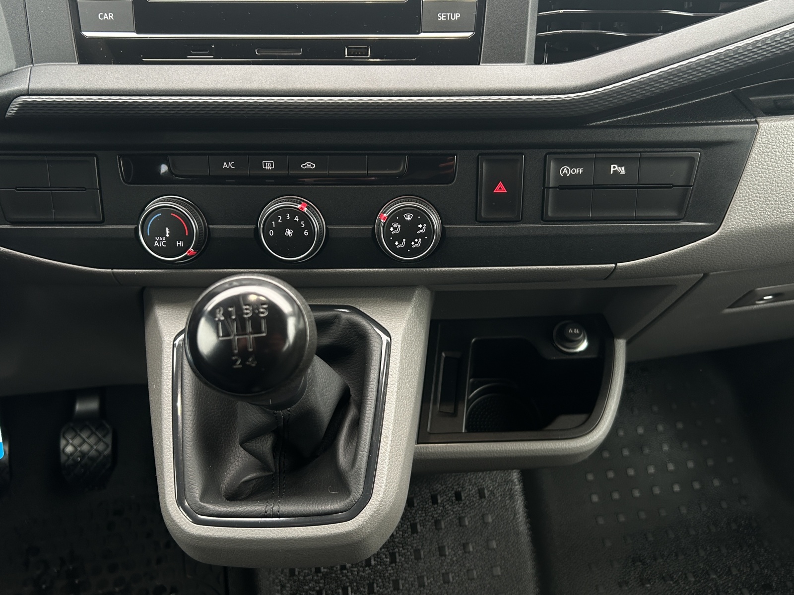 Fahrzeugabbildung Volkswagen T6 Kombi T6.1 TDI 9-Sitzer LR AHK PDC DAB+ Klima Start/Stop