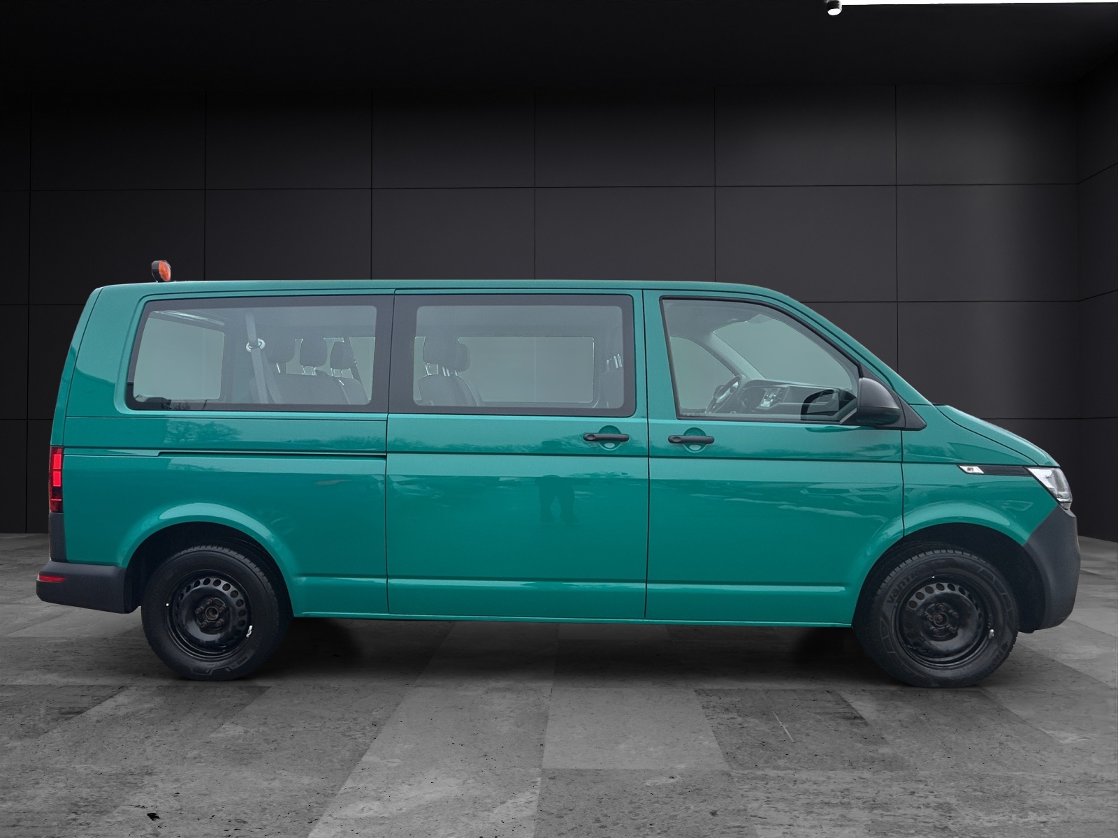 Fahrzeugabbildung Volkswagen T6 Kombi T6.1 TDI 9-Sitzer LR AHK PDC DAB+ Klima Start/Stop