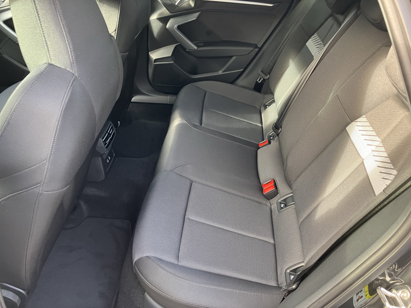 Fahrzeugabbildung Audi Audi A3 Sportback TFSI LED-Scheinw., Navi, Sportsitze, Vorb. AZV,