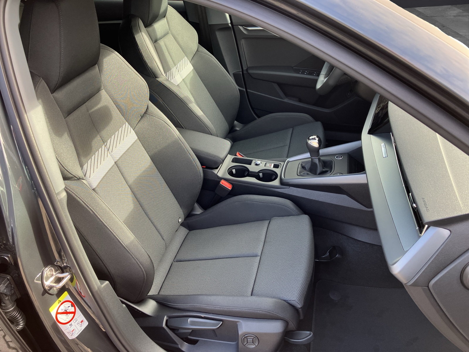 Fahrzeugabbildung Audi Audi A3 Sportback TFSI LED-Scheinw., Navi, Sportsitze, Vorb. AZV,